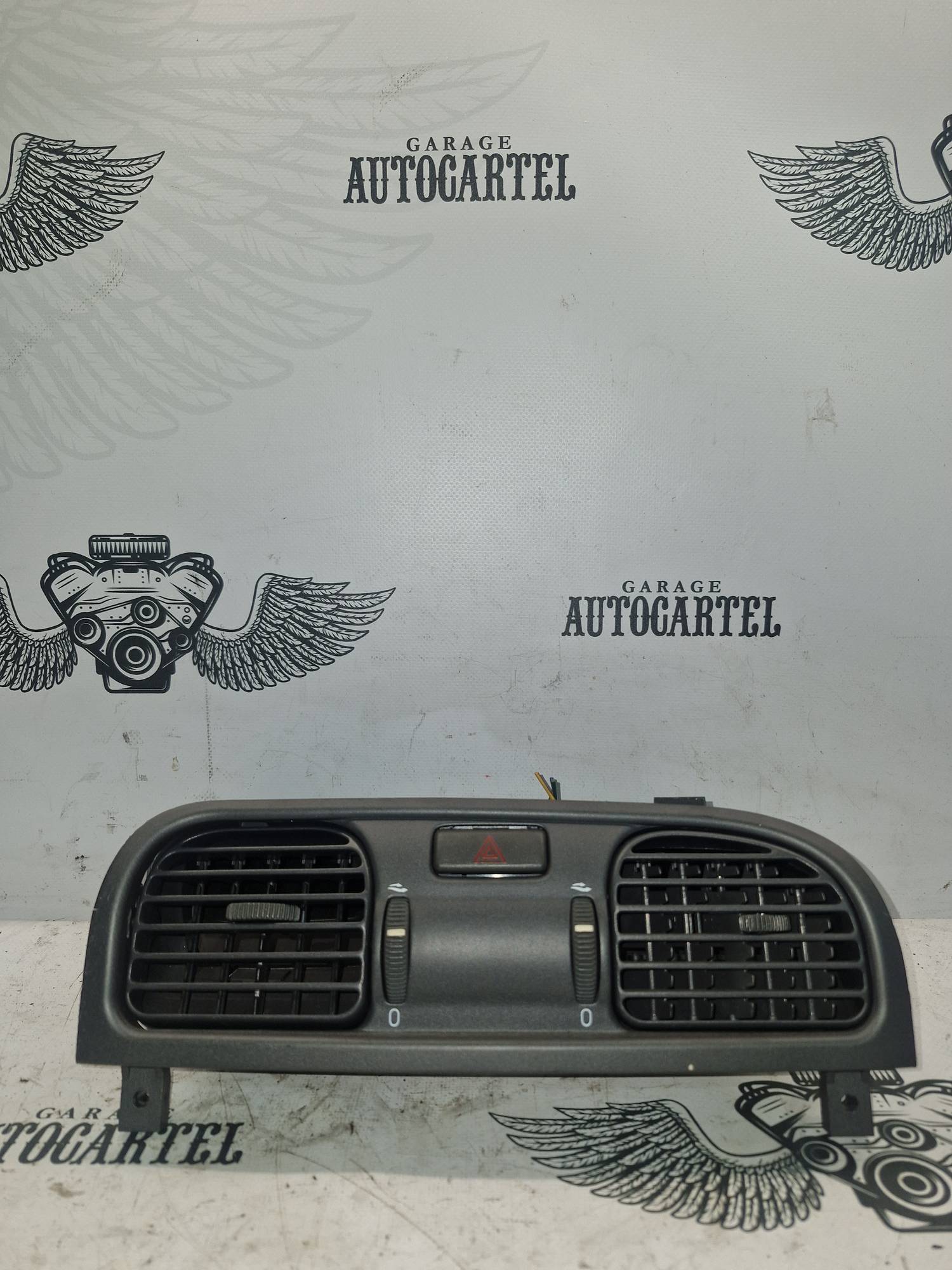 30613950 центральна решітка обдува Volvo V40