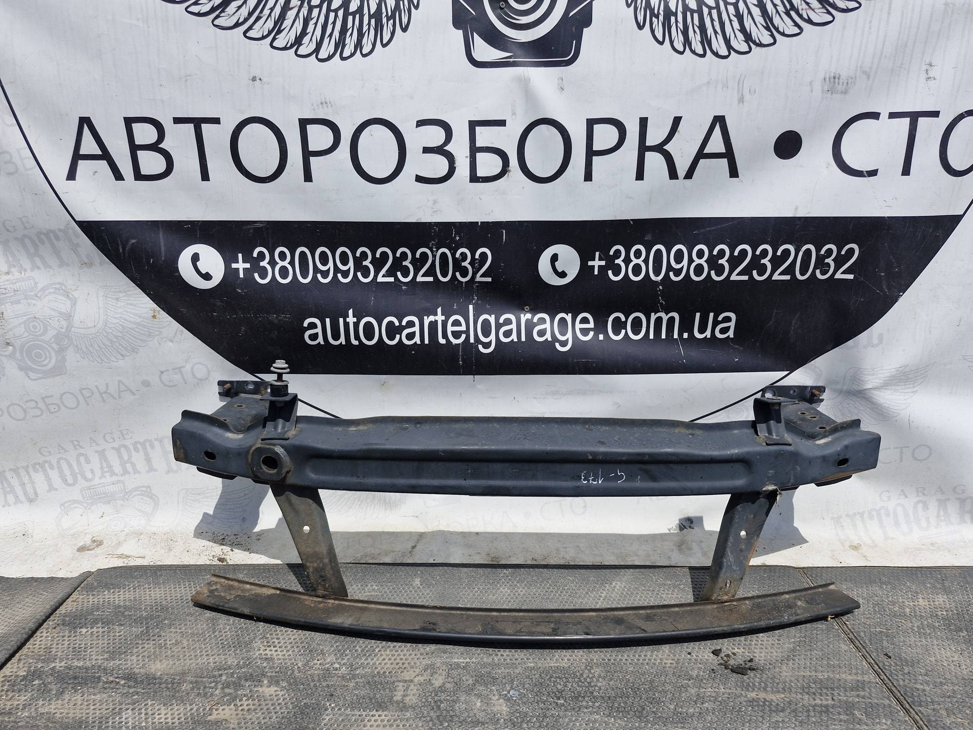 3r0807109 підсилювач бампер передній Seat Exeo
