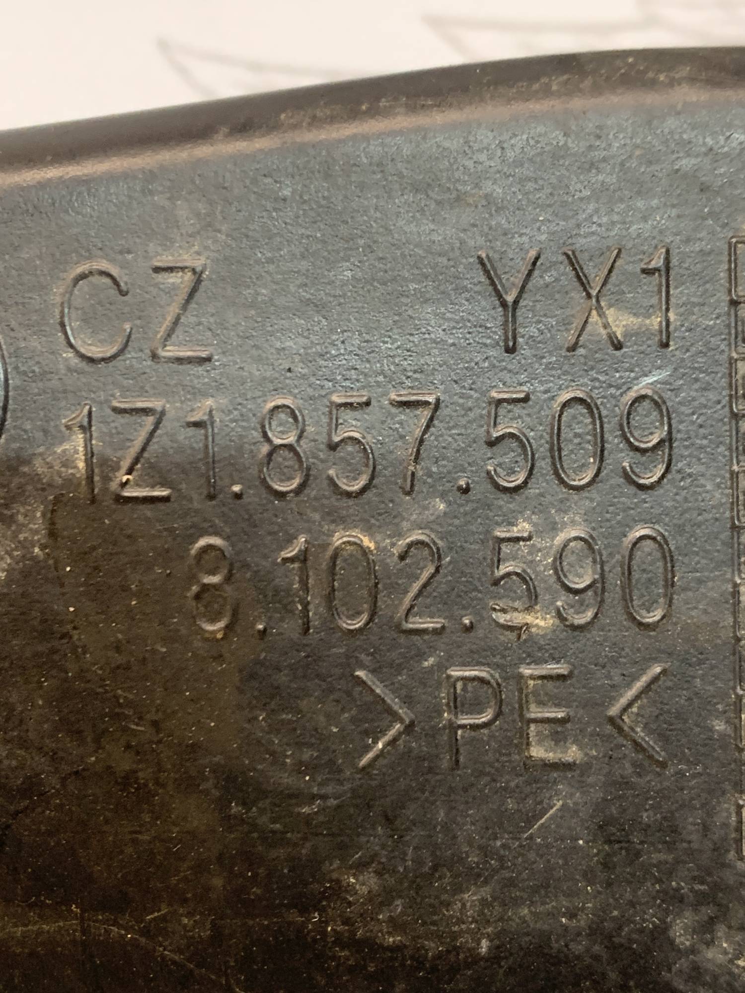 Трубопровід обігрівача центральний Skoda Octavia A5 1z1857509