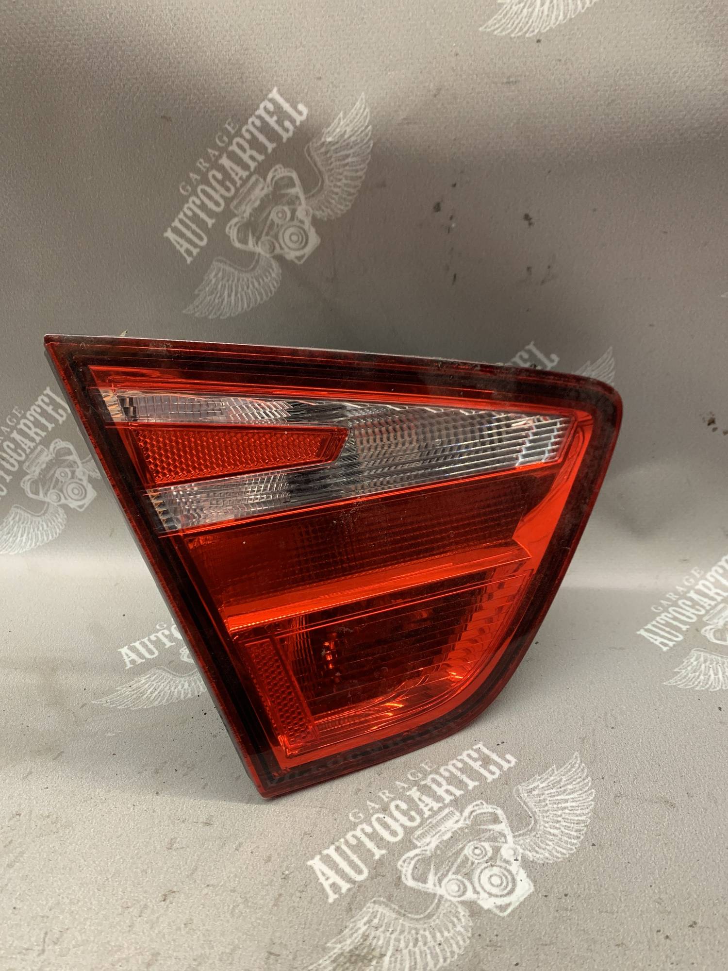 Ліхтар лівий внутрішній у ляду SEAT TOLEDO IV 6jh945093b
