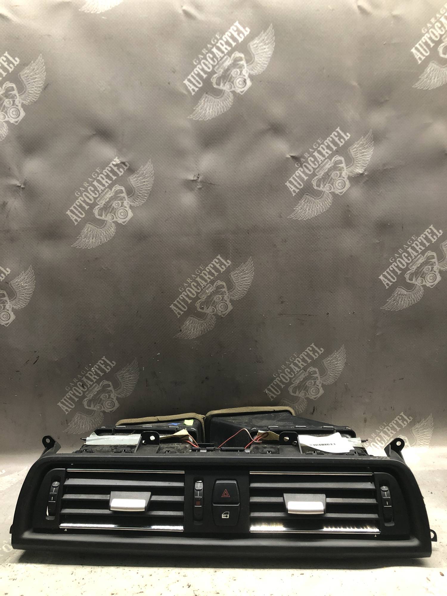 16828110 - Центральна вентиляційна решітка BMW F10