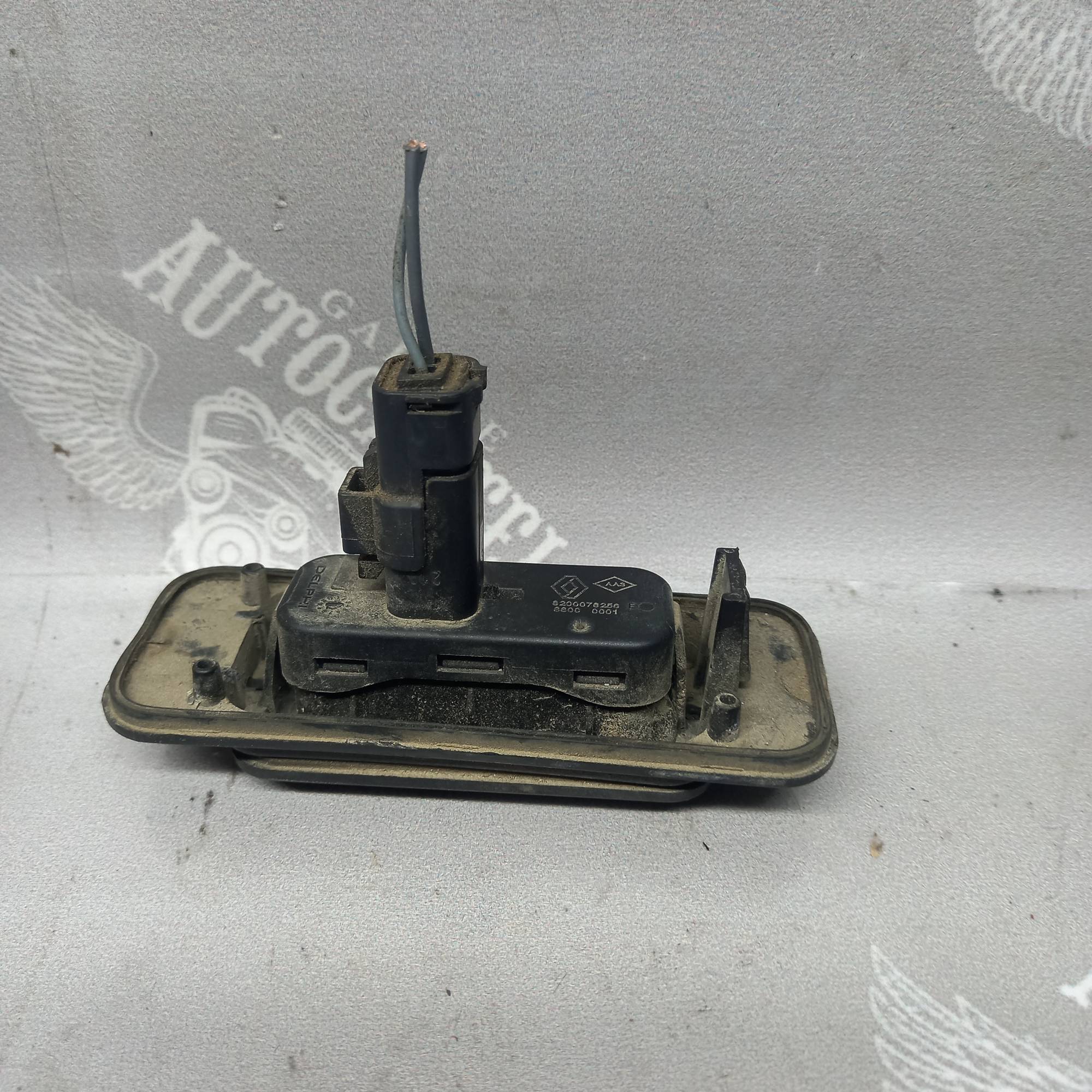Кнопка відкривання багажнику електр Renault Megane 2 8200076256