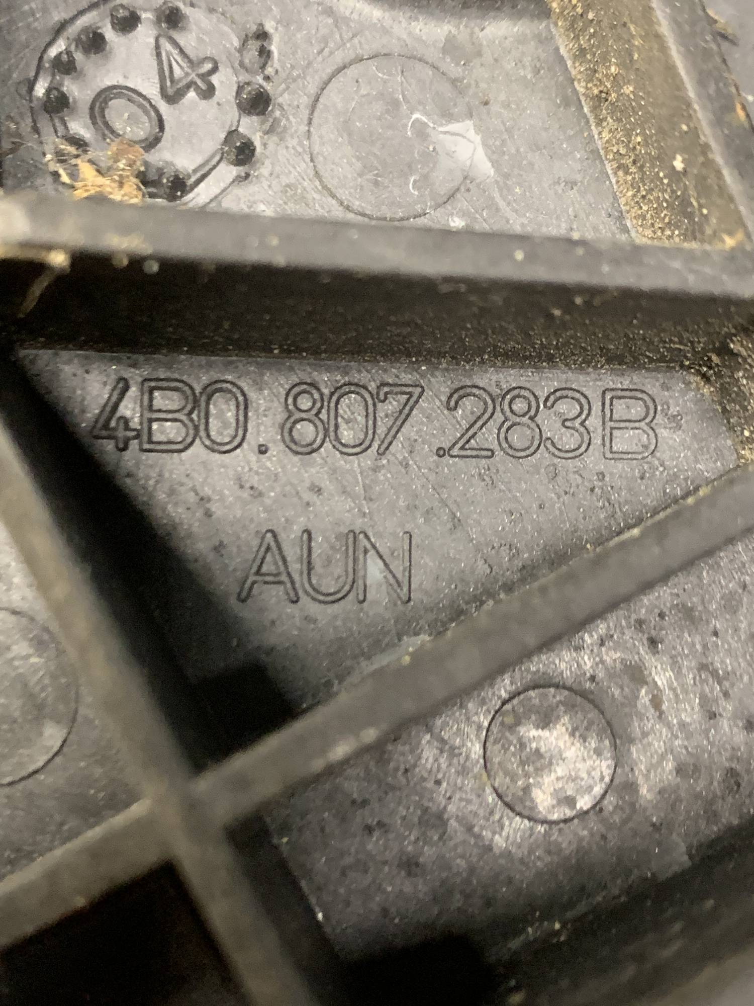 Кріплення переднього бампера Audi A6 C5 (97-05) лівий 4b0807283b