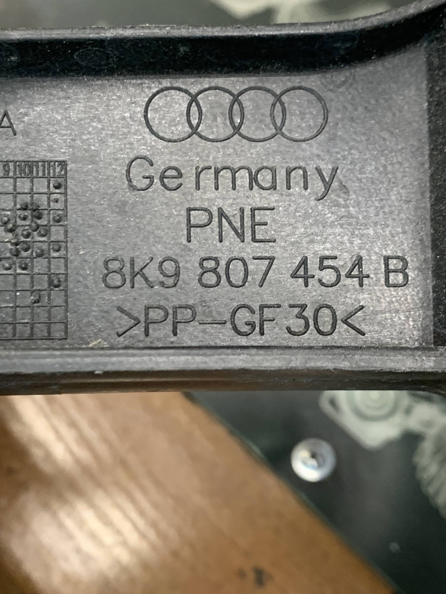 кронштейн бампера правий зад audi a4 b8 універсал 8k9807454b