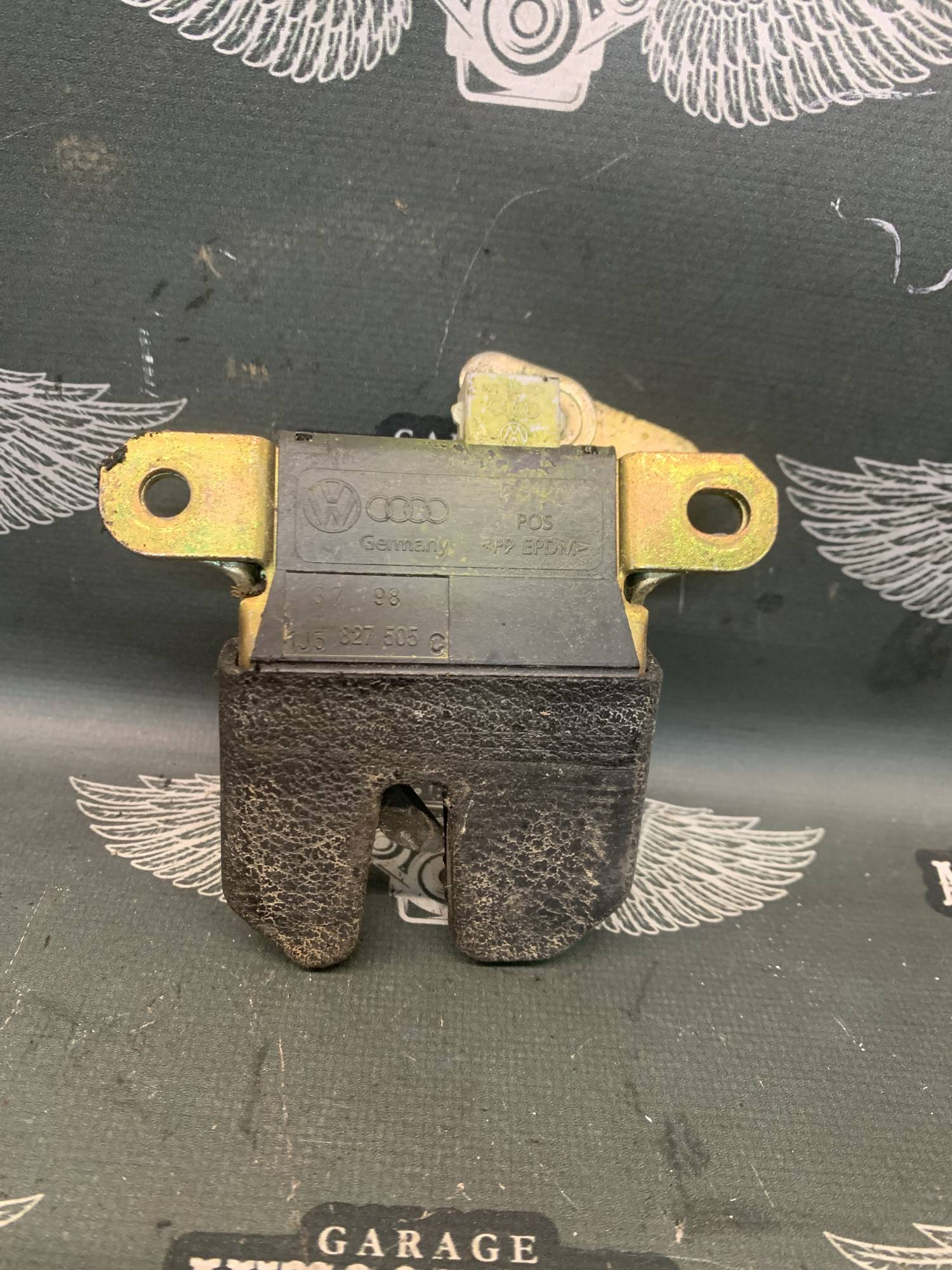 Замок кришки багажника vw bora седан 1j5827505c