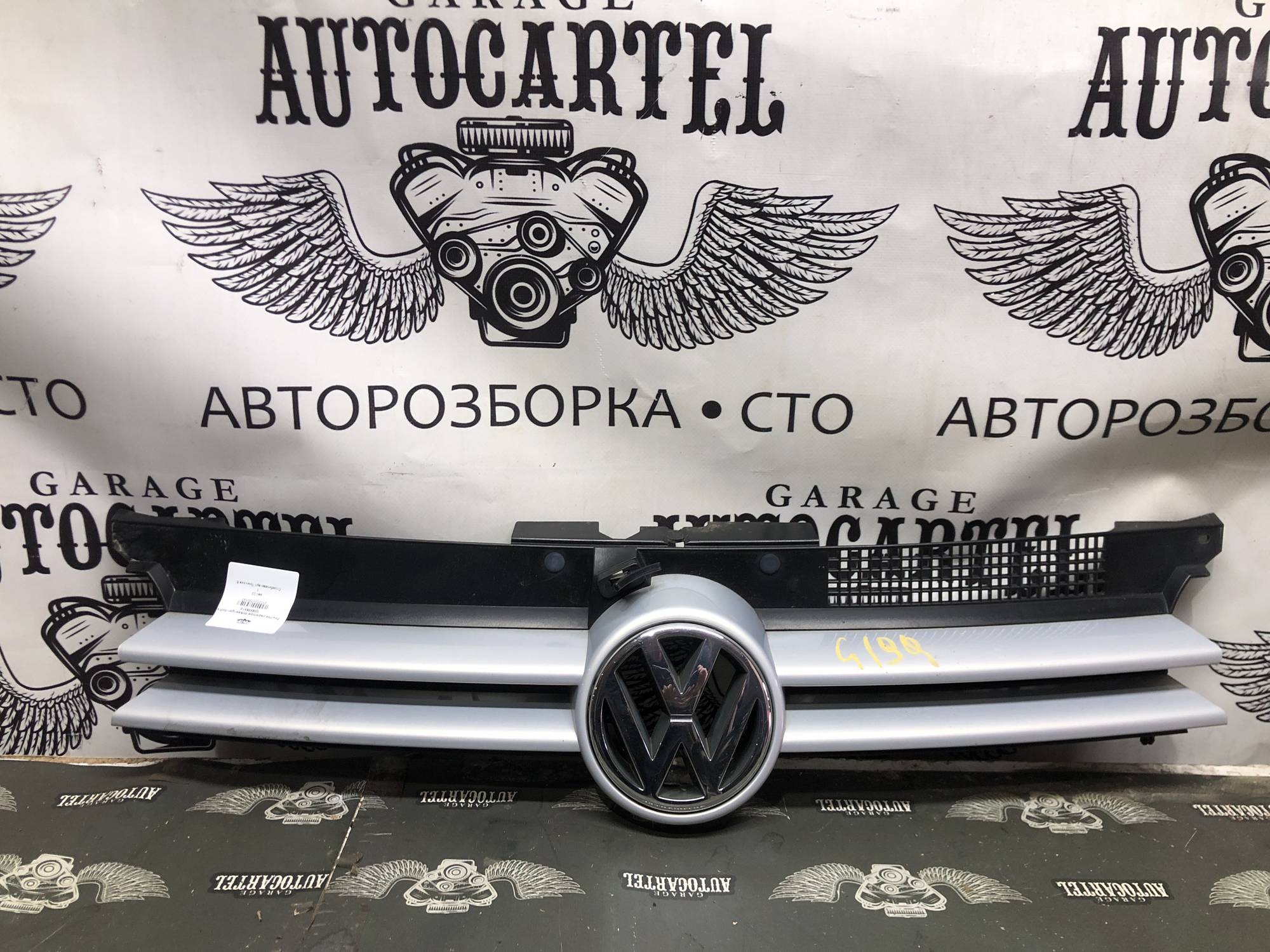 Решітка радіатора Volkswagen Golf 4 1j0853651d