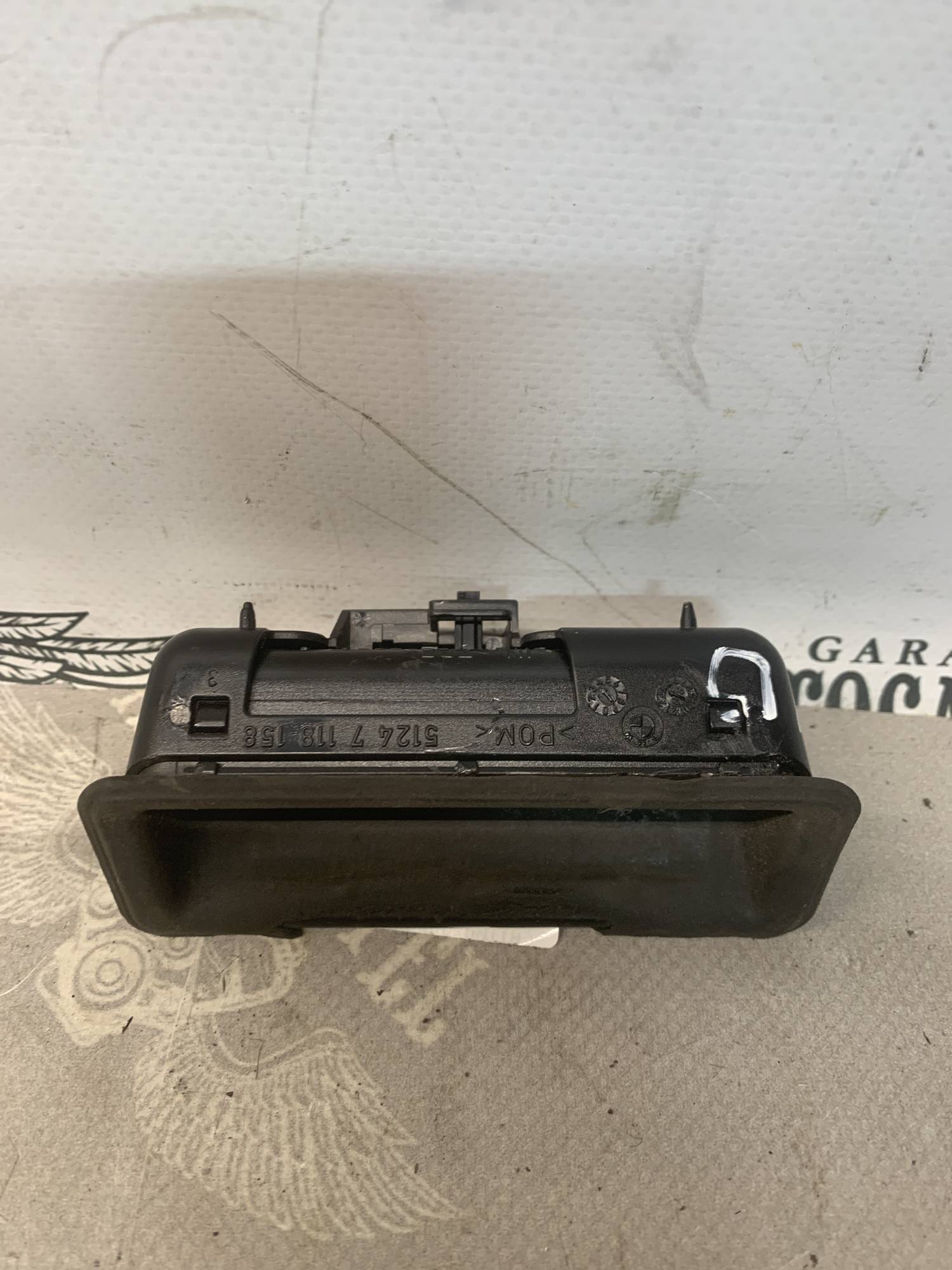 Ручка кнопка відкриття багажника BMW E90 E60 E84 E70 E71 E88 E82 7118158
