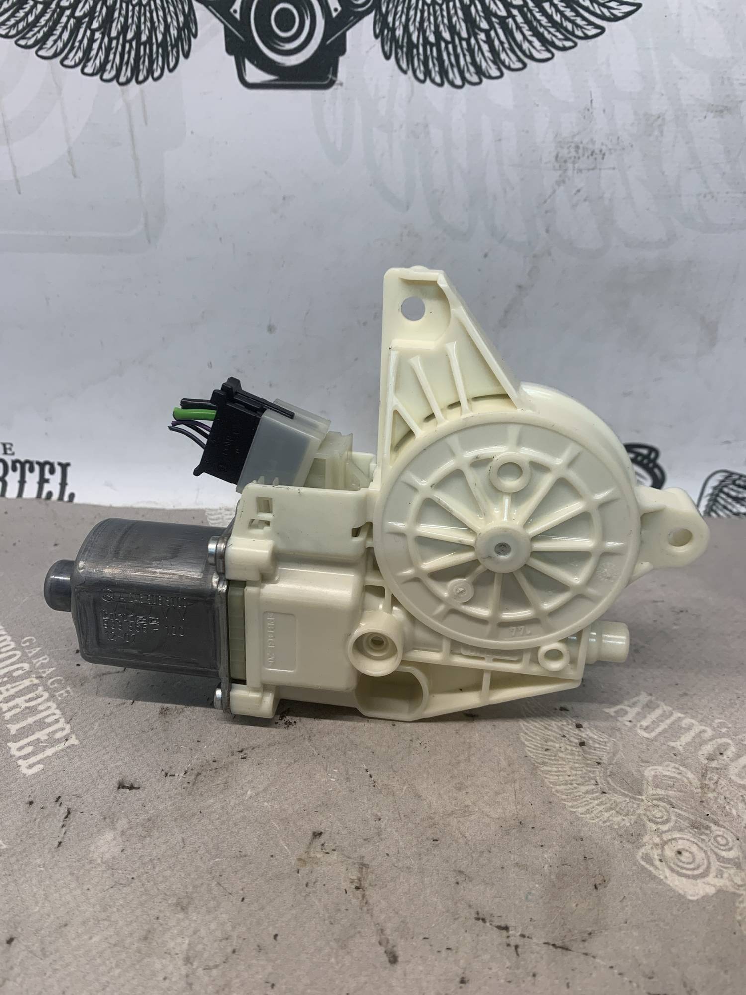 Моторчик склопідйомника передніх лівих дверей Mercedes A-Class W176 a2469065100