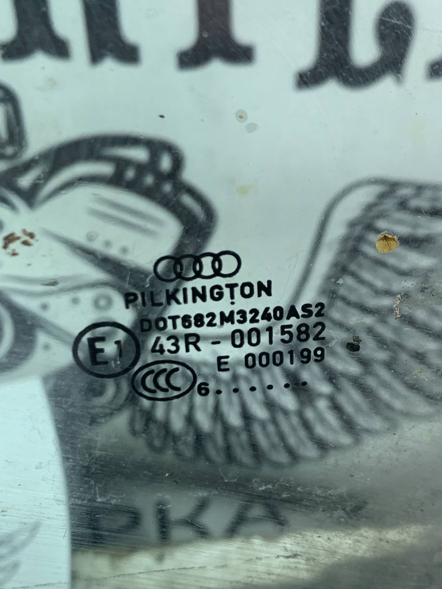 Скло дверки передньої лівої Audi A3 8P 8p3845201