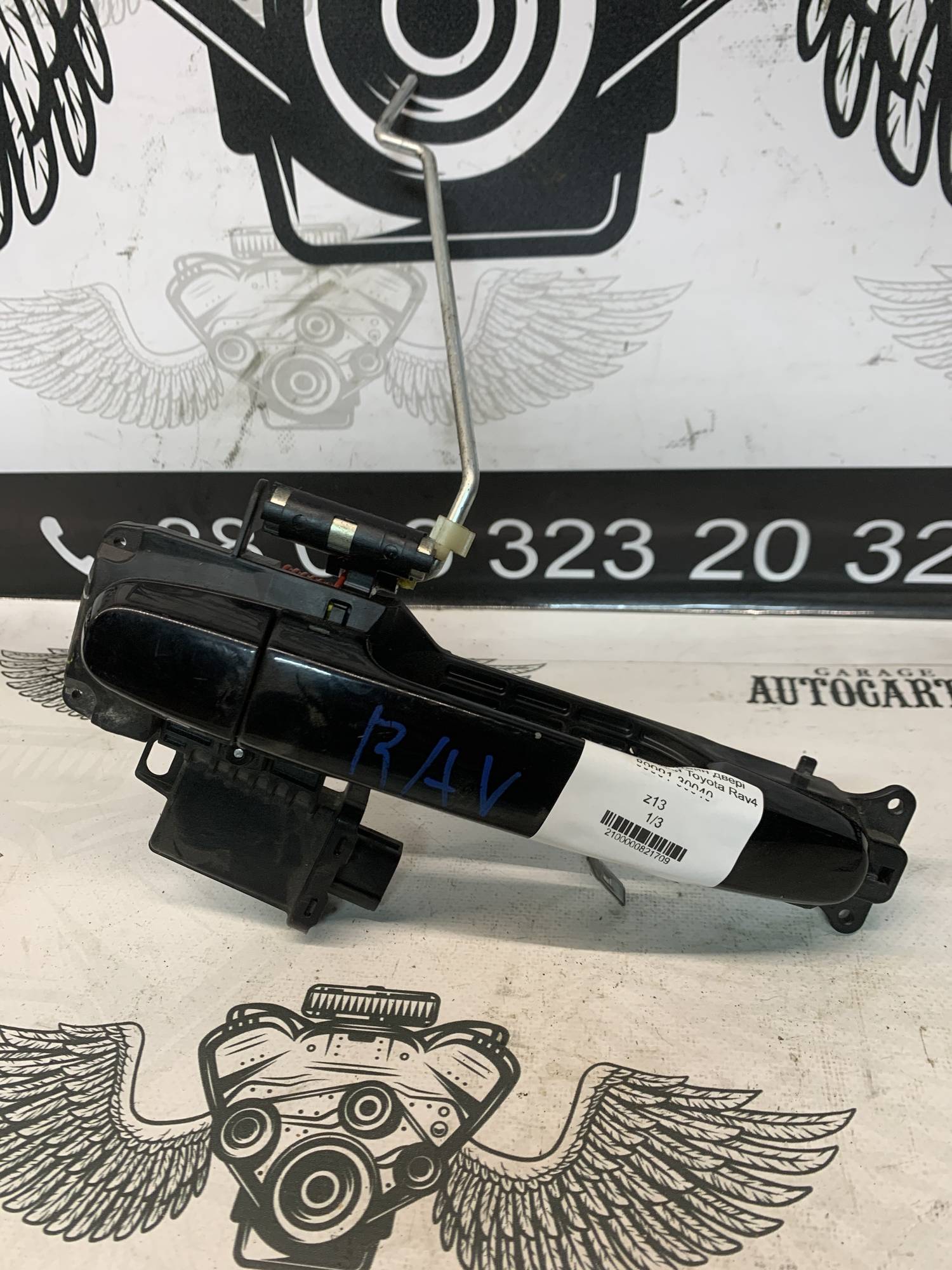 Ручка кронштейн двері права передня Toyota Rav4 89991-30040