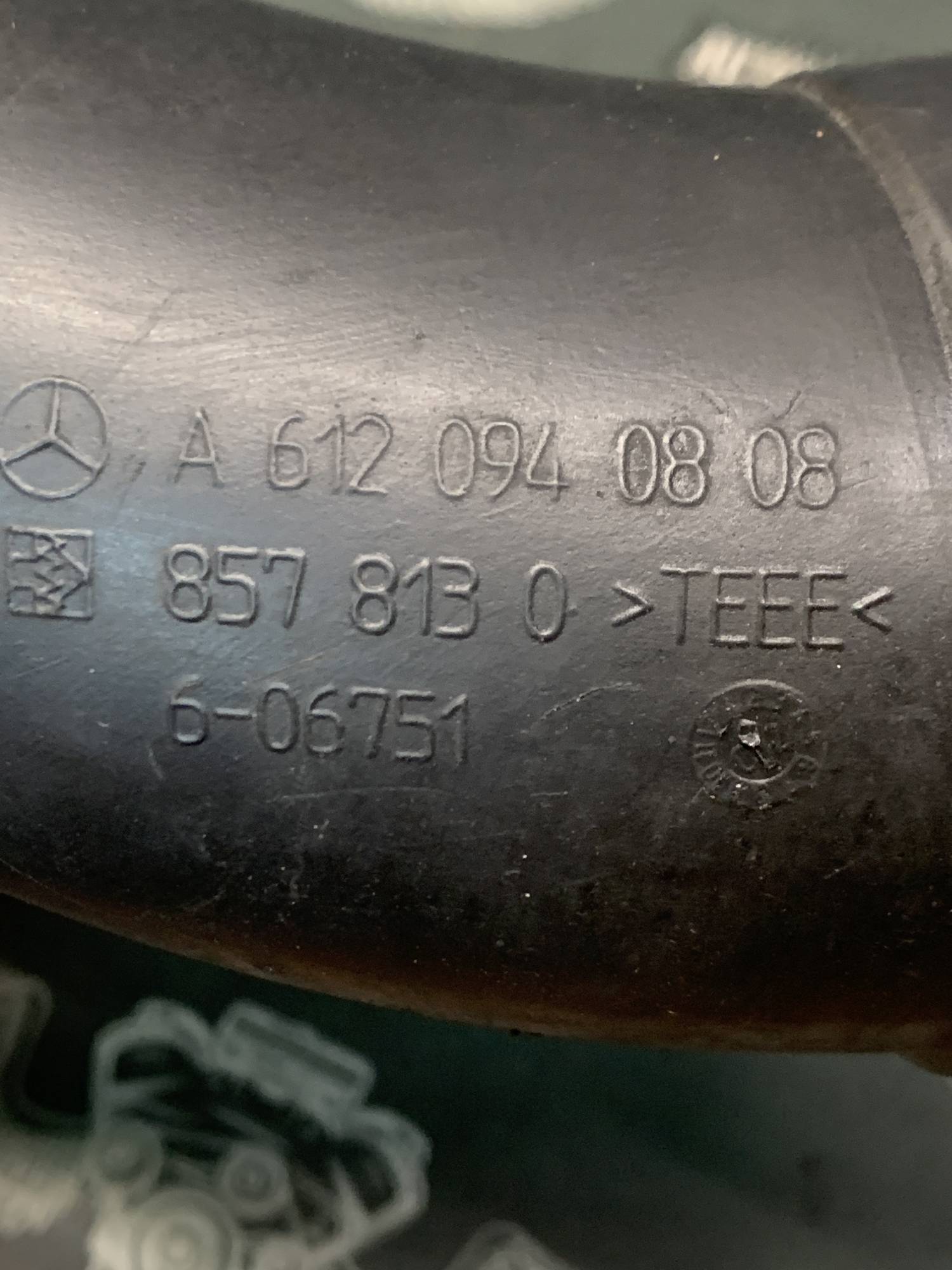 Патрубок повітряного фільтра MERCEDES ML270 w163 2.7 a6120940808