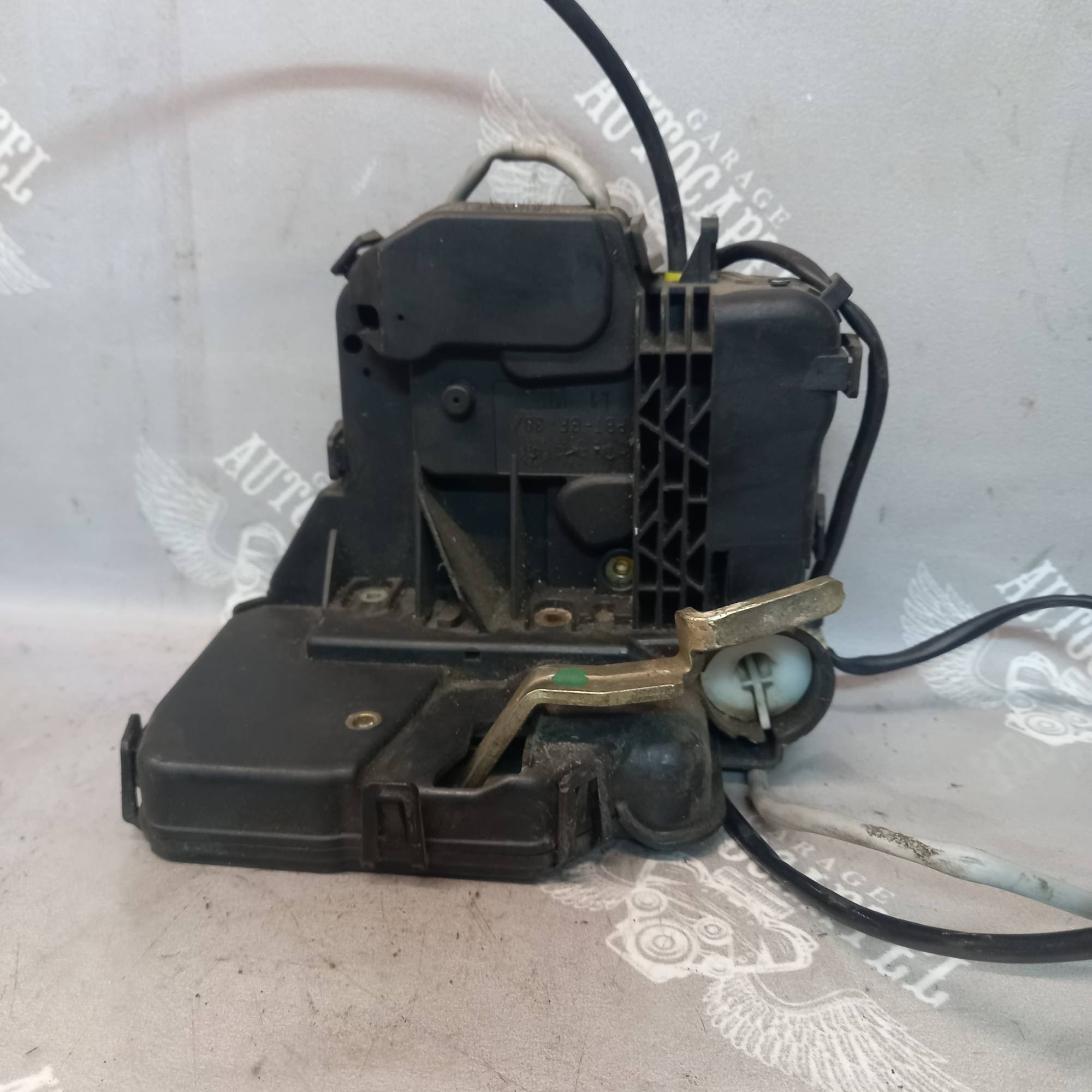 Замок двері передньої лівої MERCEDES-BENZ C-CLASS W203 2037200135