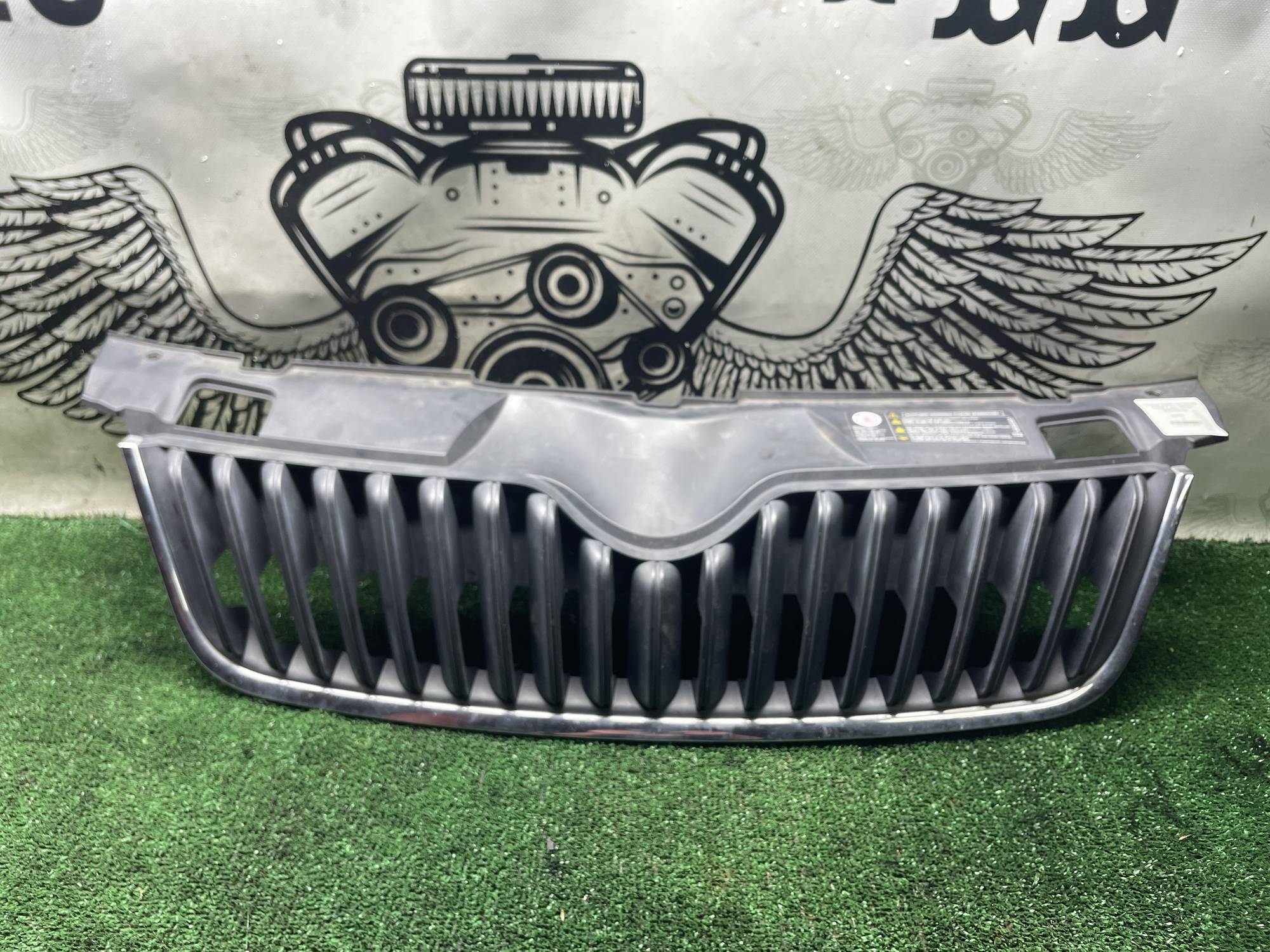 Решітка радіатора Skoda Fabia 2 рестайлінг 5j0853668c