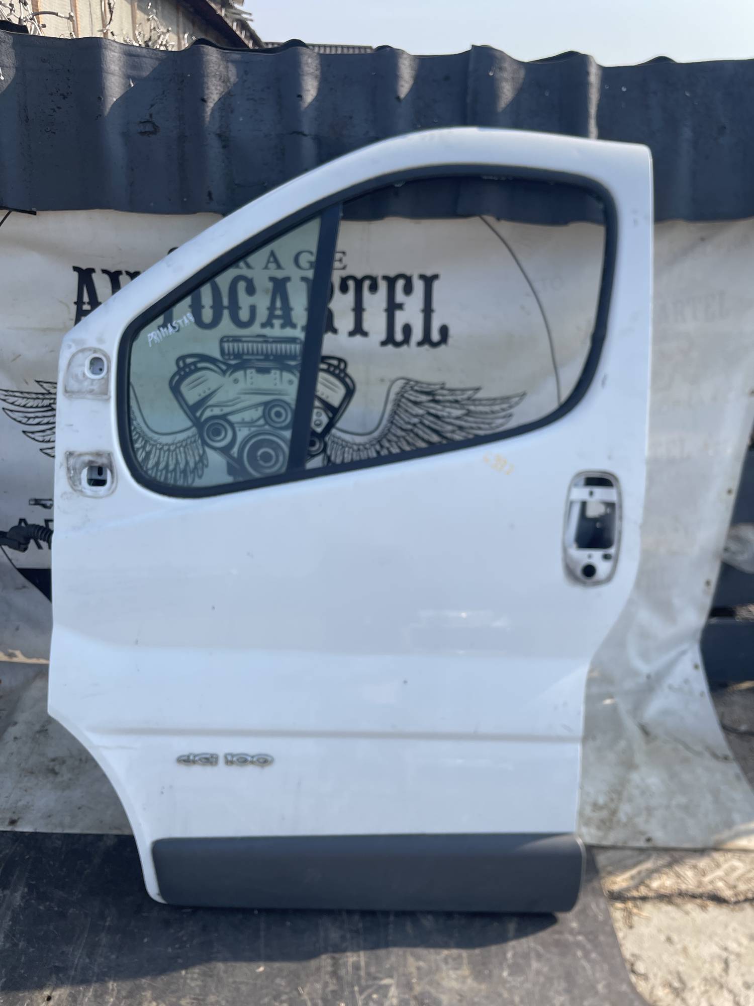 Дверка передня ліва Nissan Primastar 21112270