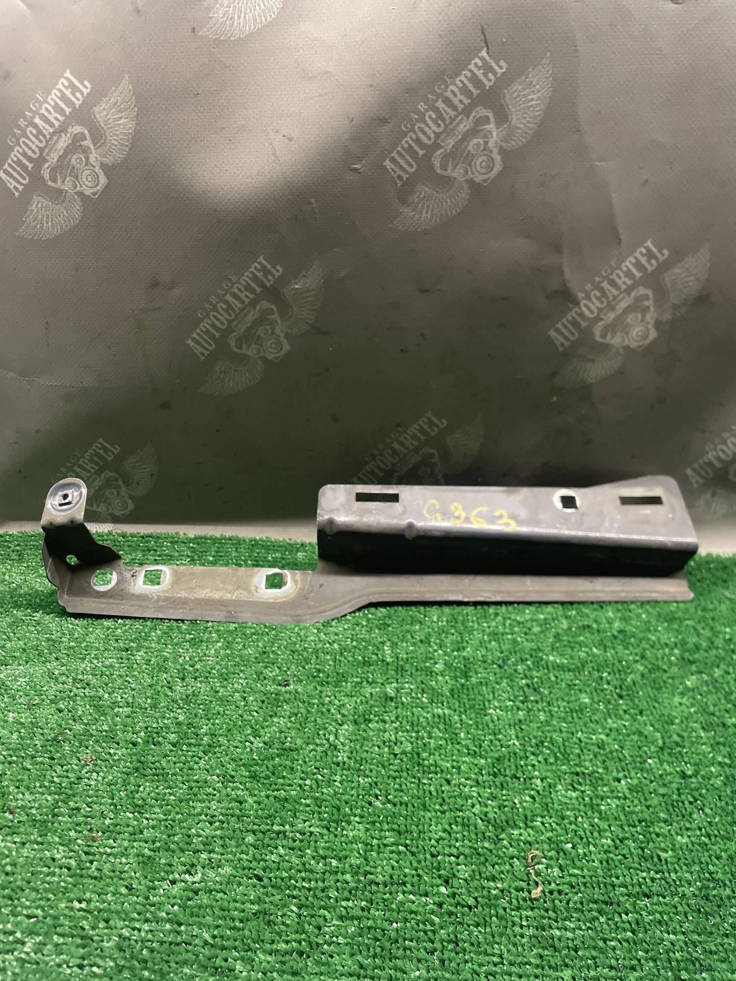 Кронштейн кріплення крила переднього правий Citroen C4 5639813