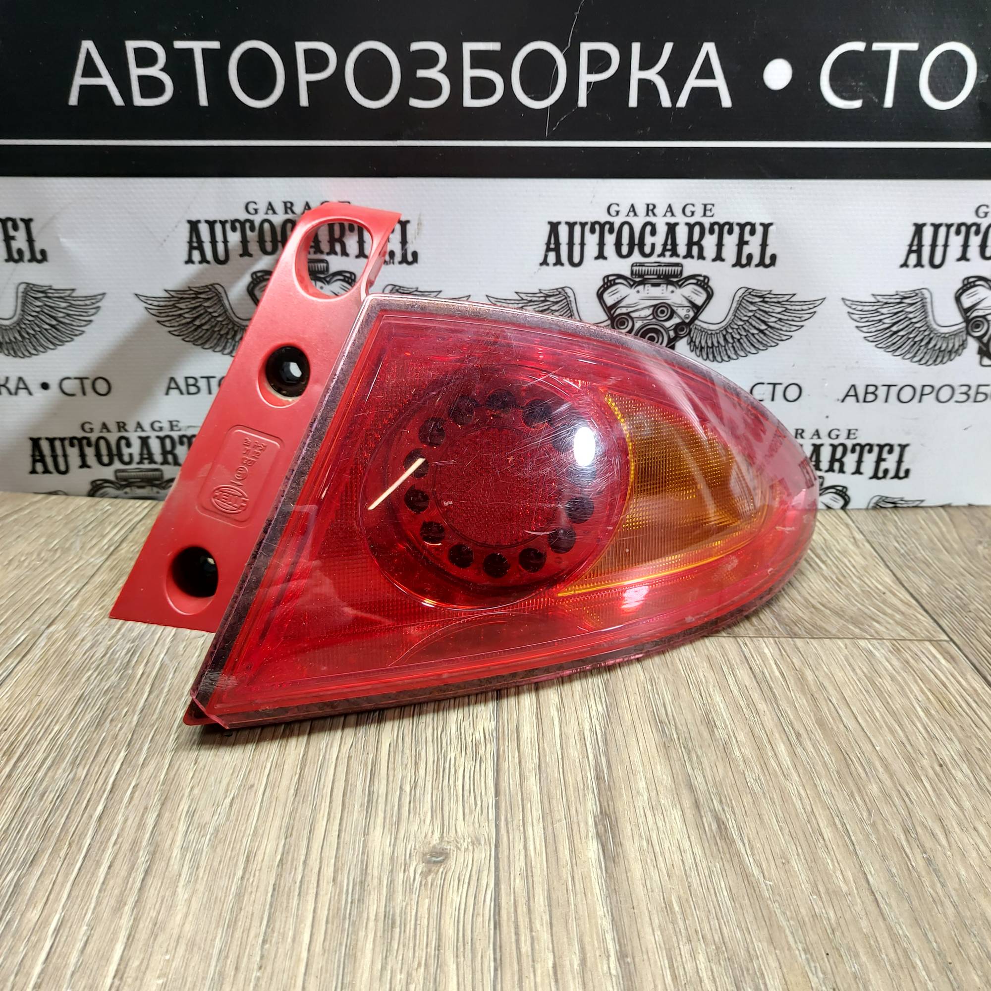 Ліхтар правий (дефект) Seat Leon 1P0945112D