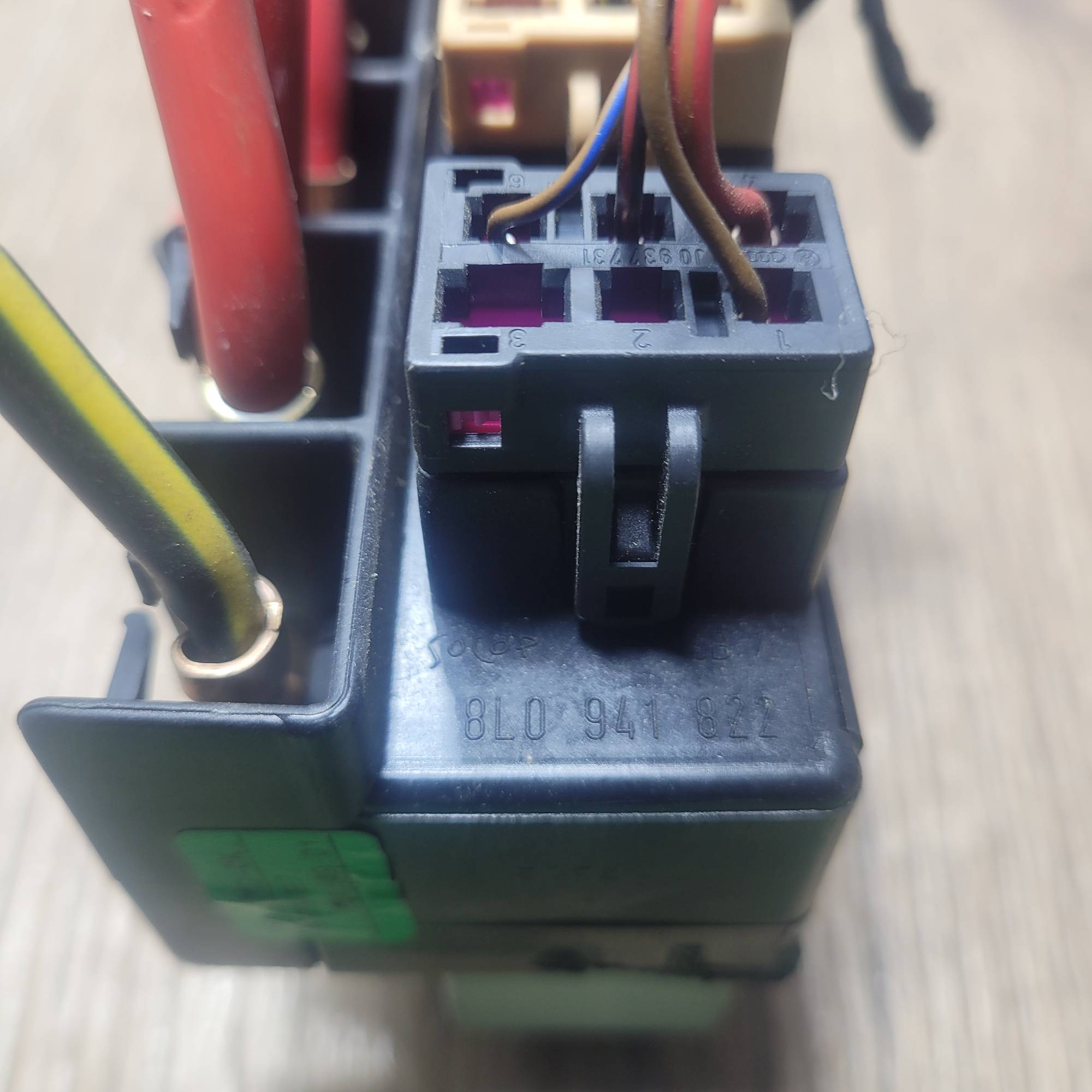 Блок реле запобіжників 8L0941822