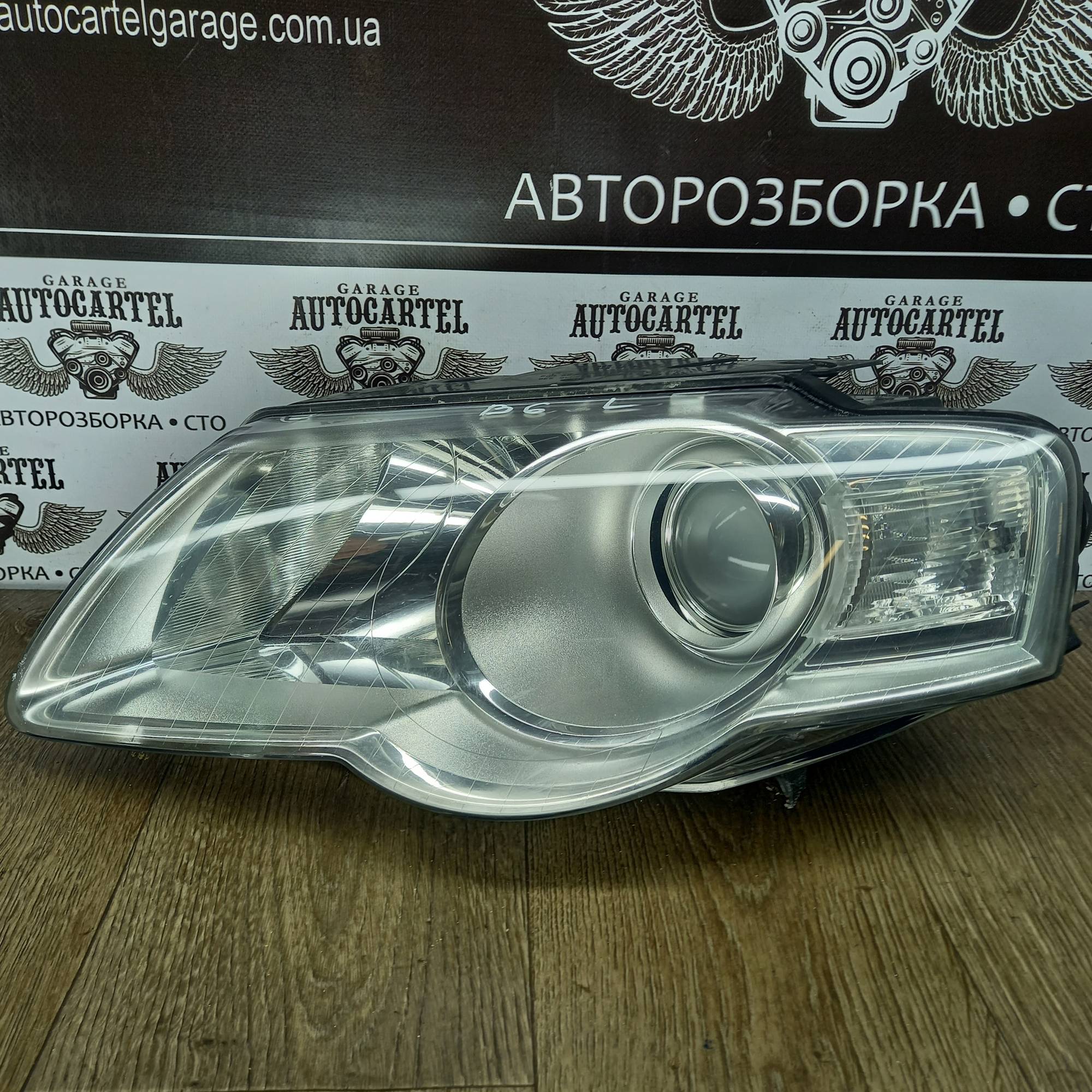 Фара передня ліва VW Passat B6 05-10 H7/H7 HELLA 3C0941005J