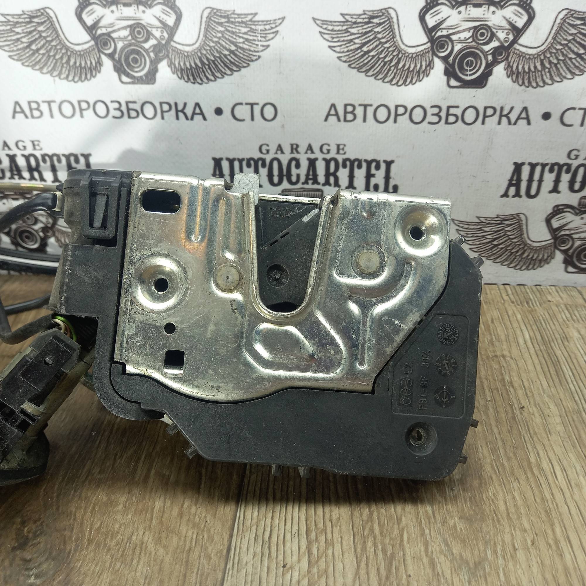 Замок дверки передньої лівої MERCEDES-BENZ C-CLASS W203 2037200135