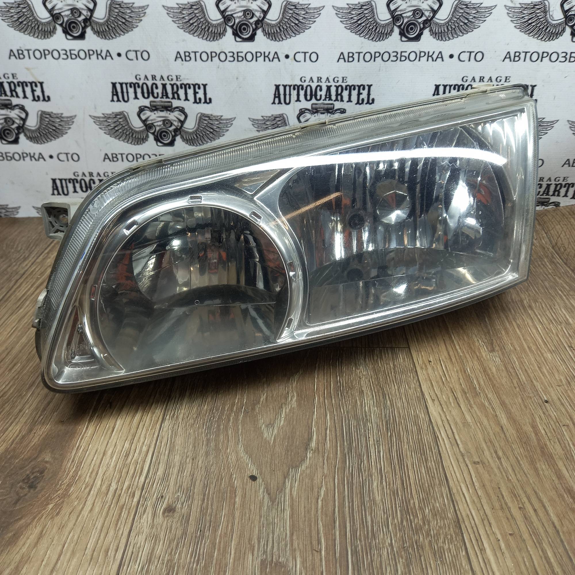 Ліва передня фара Hyundai H-1 1997-2004 H7/H1. 921014A000