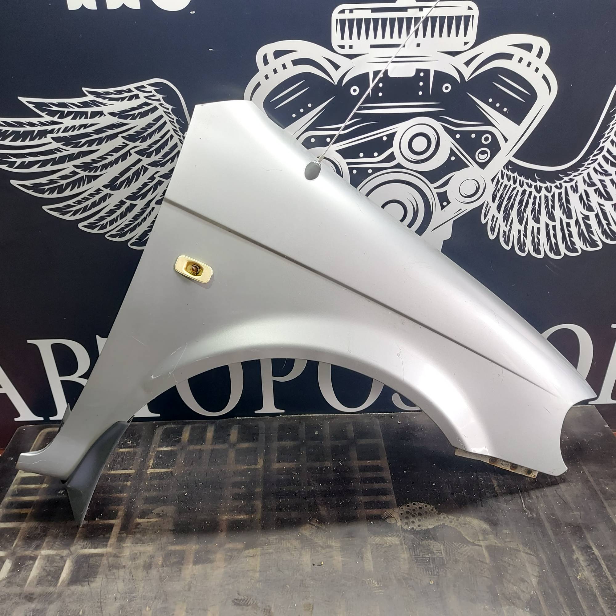 Крило переднє праве Kia Carnival 1999-2006 21397714