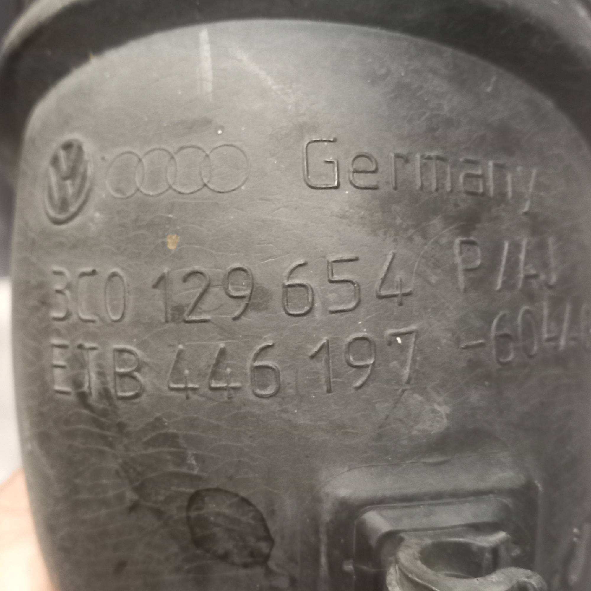 Патрубок повітряного фільтра Skoda OCTAVIA A5 Vw passat b6 superb touaran golf 5 3c0129654p/aj