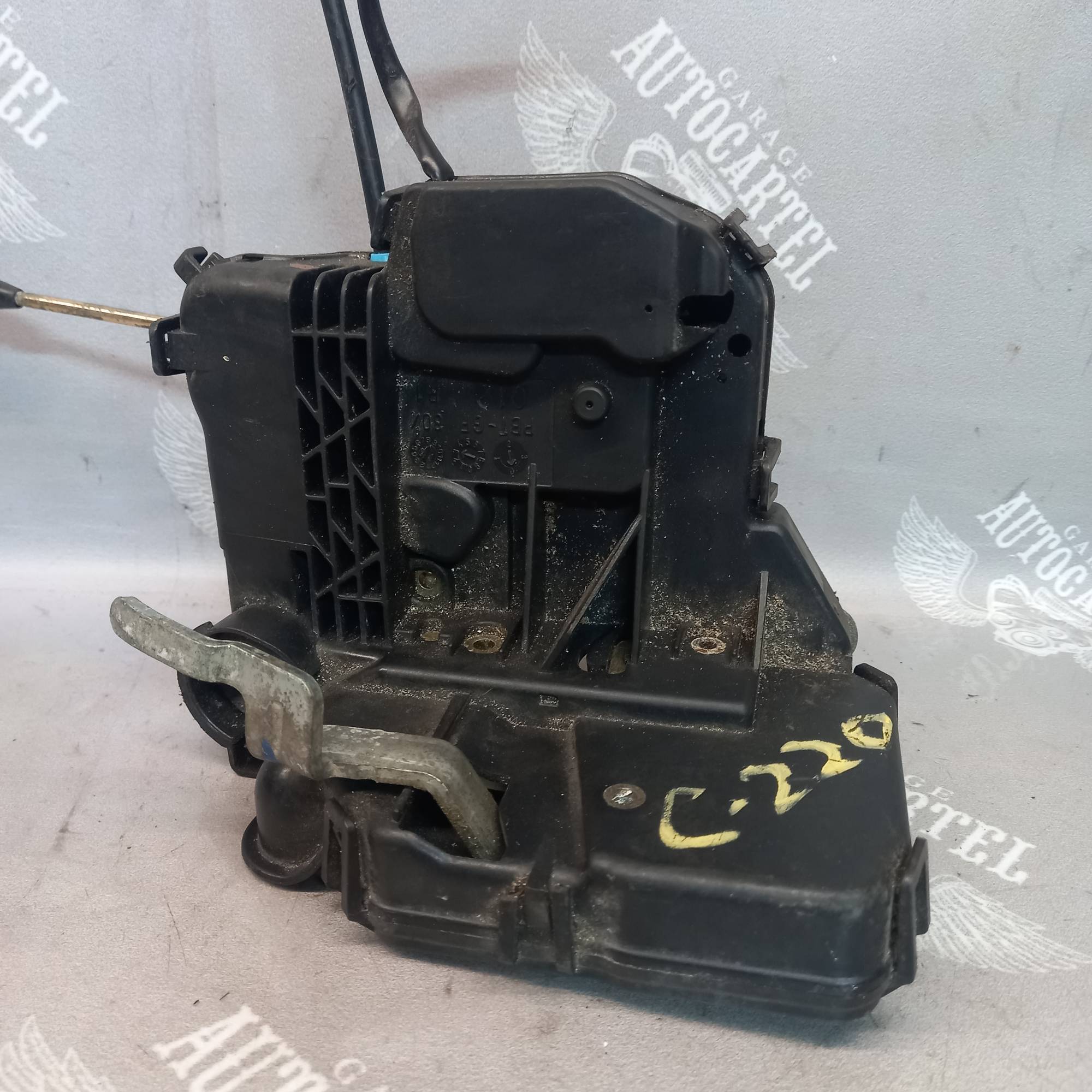 Замок двері передній правий електро 2 pin Mercedes C-class (W203) 2000-2007 A2037200835