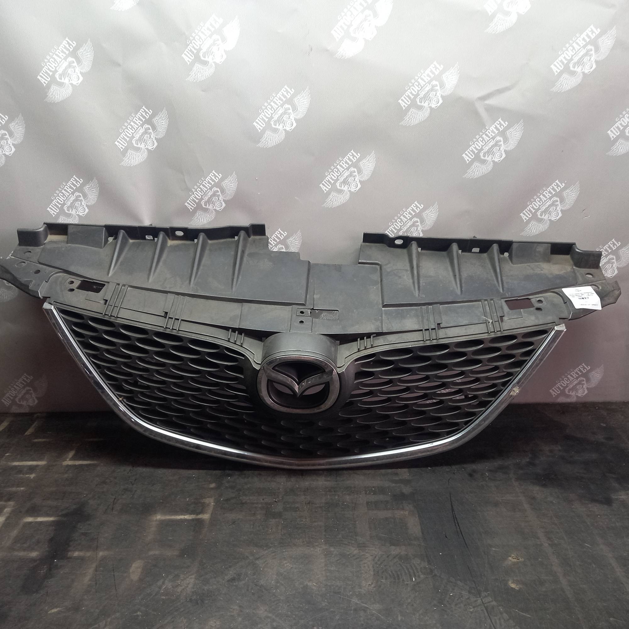 Решітка радіатора переднього бампера Mazda MPV 2 LW (2004-2006) LE43B0712, 21483233
