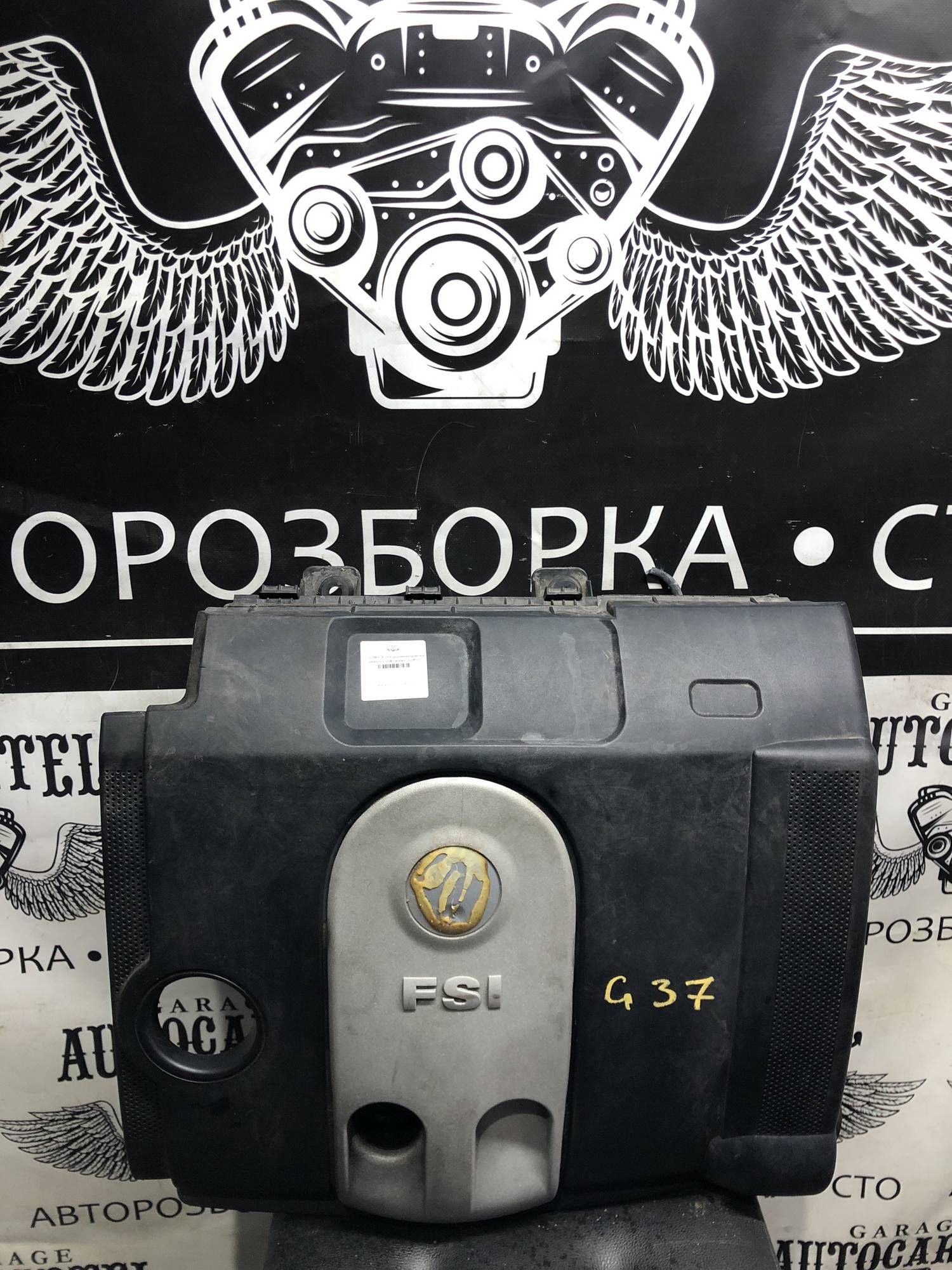 03c129607k декоративна кришка двигуна Volkswagen Golf 5