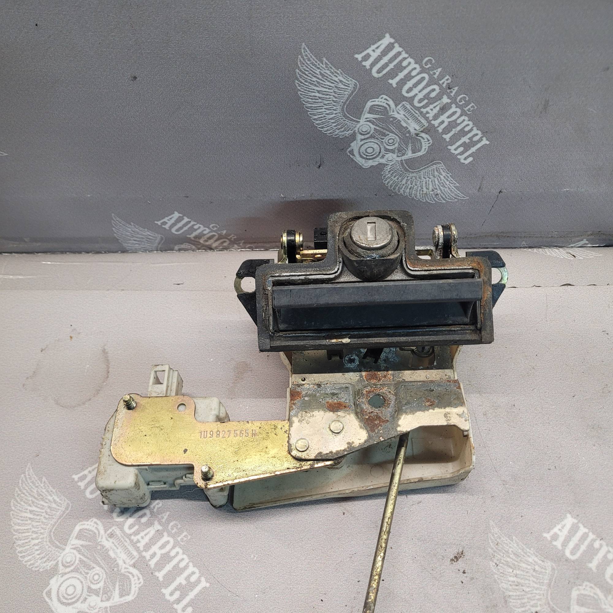 Ручка кришки (двері) багажника Skoda Octavia УНІВЕРСАЛ 1u9827565, 1u9827565g,1u9827565h
