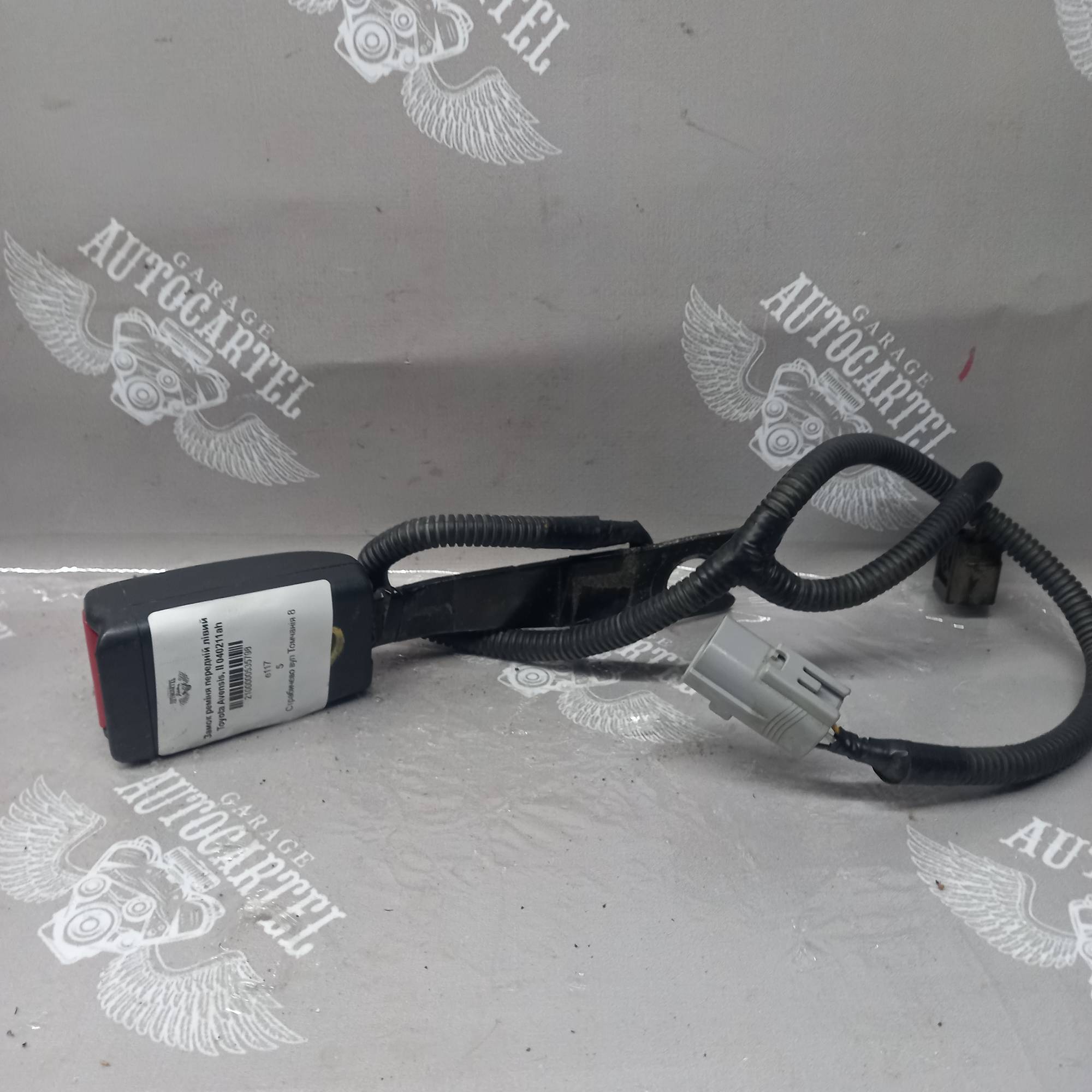 Замок реміня передній лівий Toyota Avensis, II 040211ah