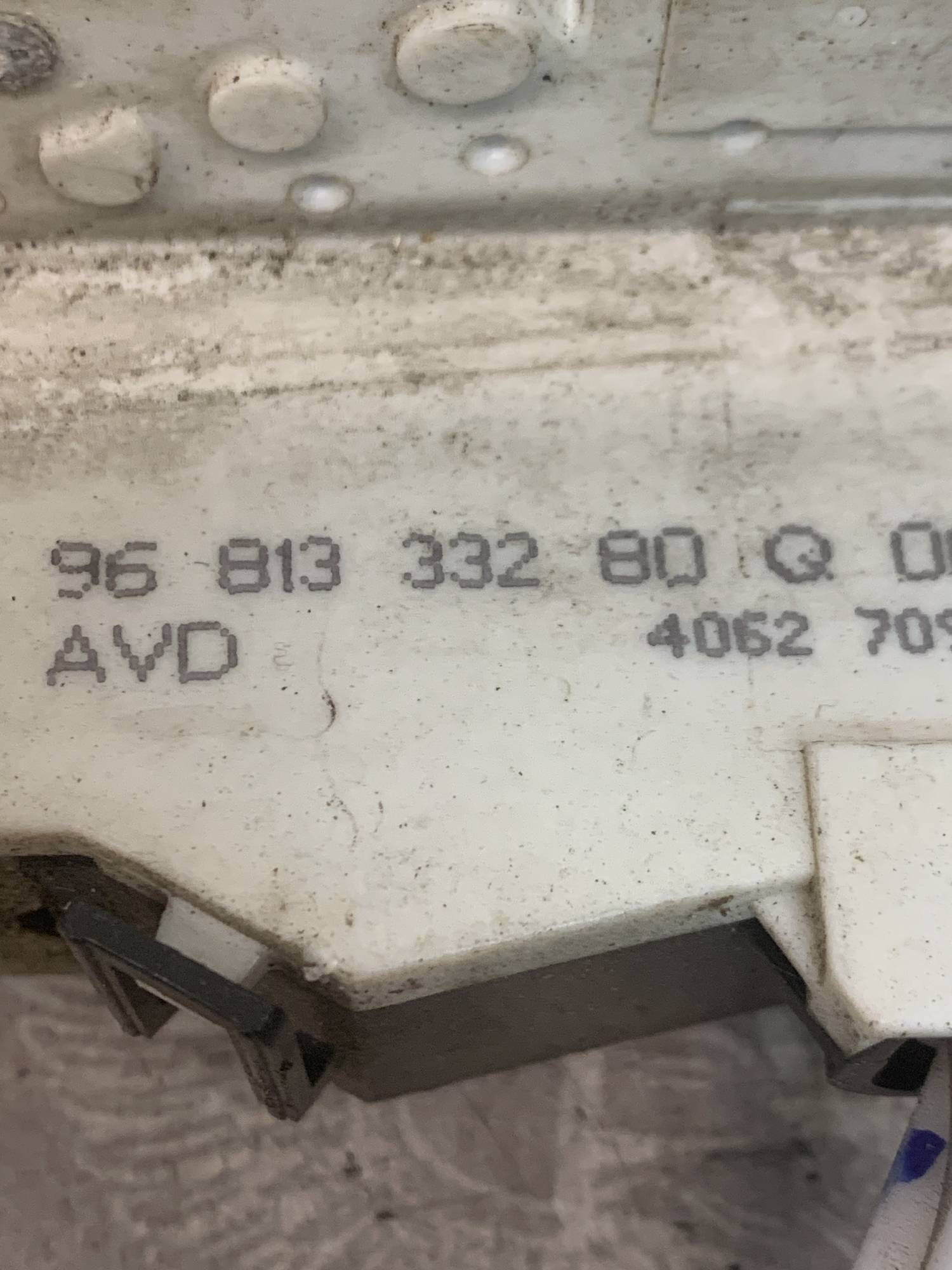 Замок двері передній правий PEUGEOT 407 9681333280