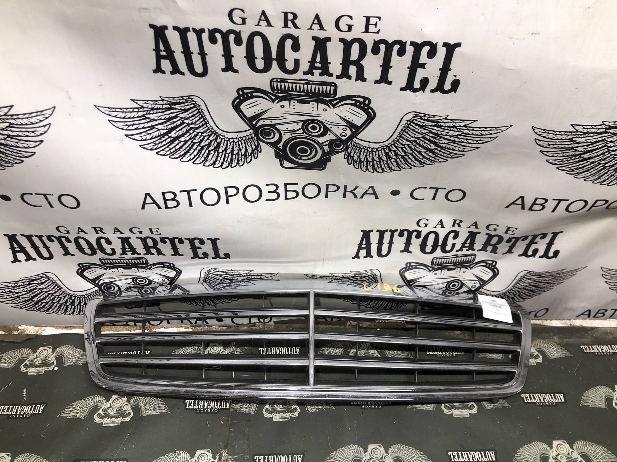 Решітка радіатора Mercedes C-class (W203) 2000-2007 A2038800223