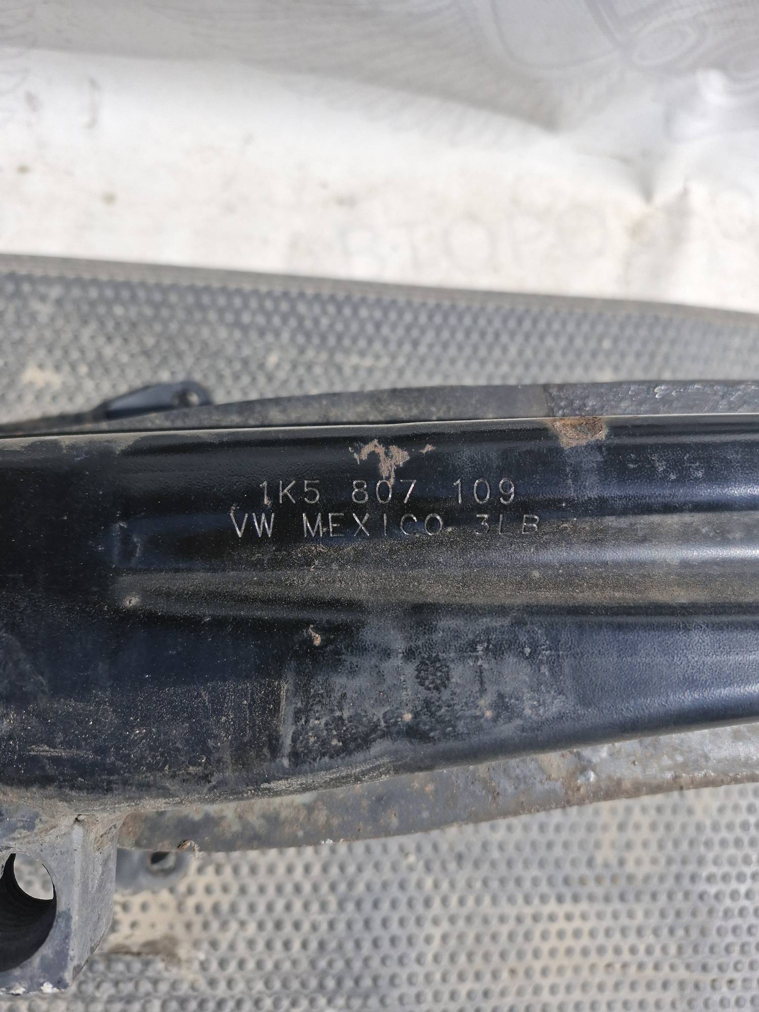 ПІДСИЛЮВАЧ ПЕРЕДНЬОГО БАМПЕРА VW JETTA GOLF УНІВЕРСАЛ 1K5807109