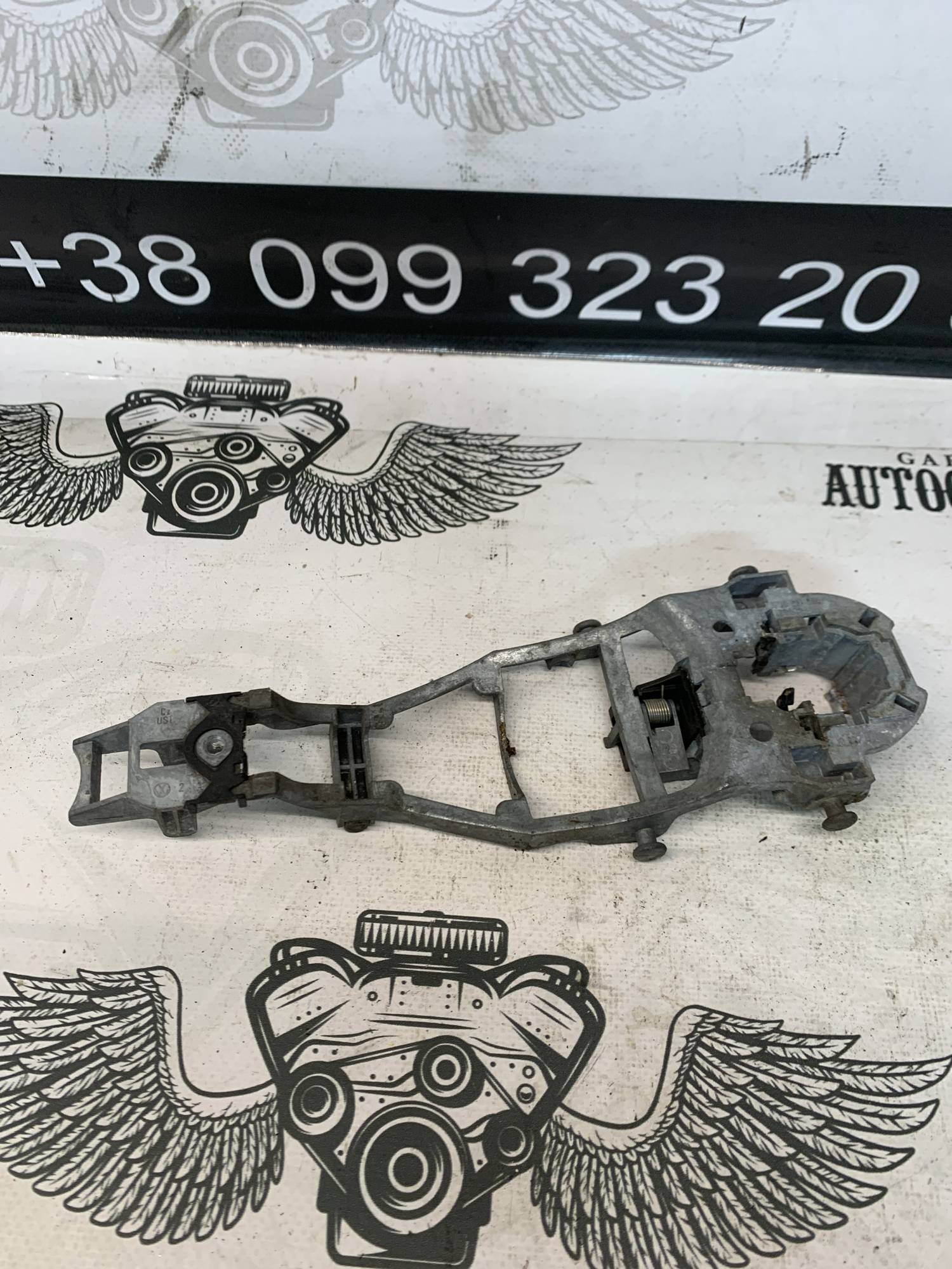 Кронштейн ручки двері права передня Volkswagen Golf 5 SKODA Octavia A5 1k0837886
