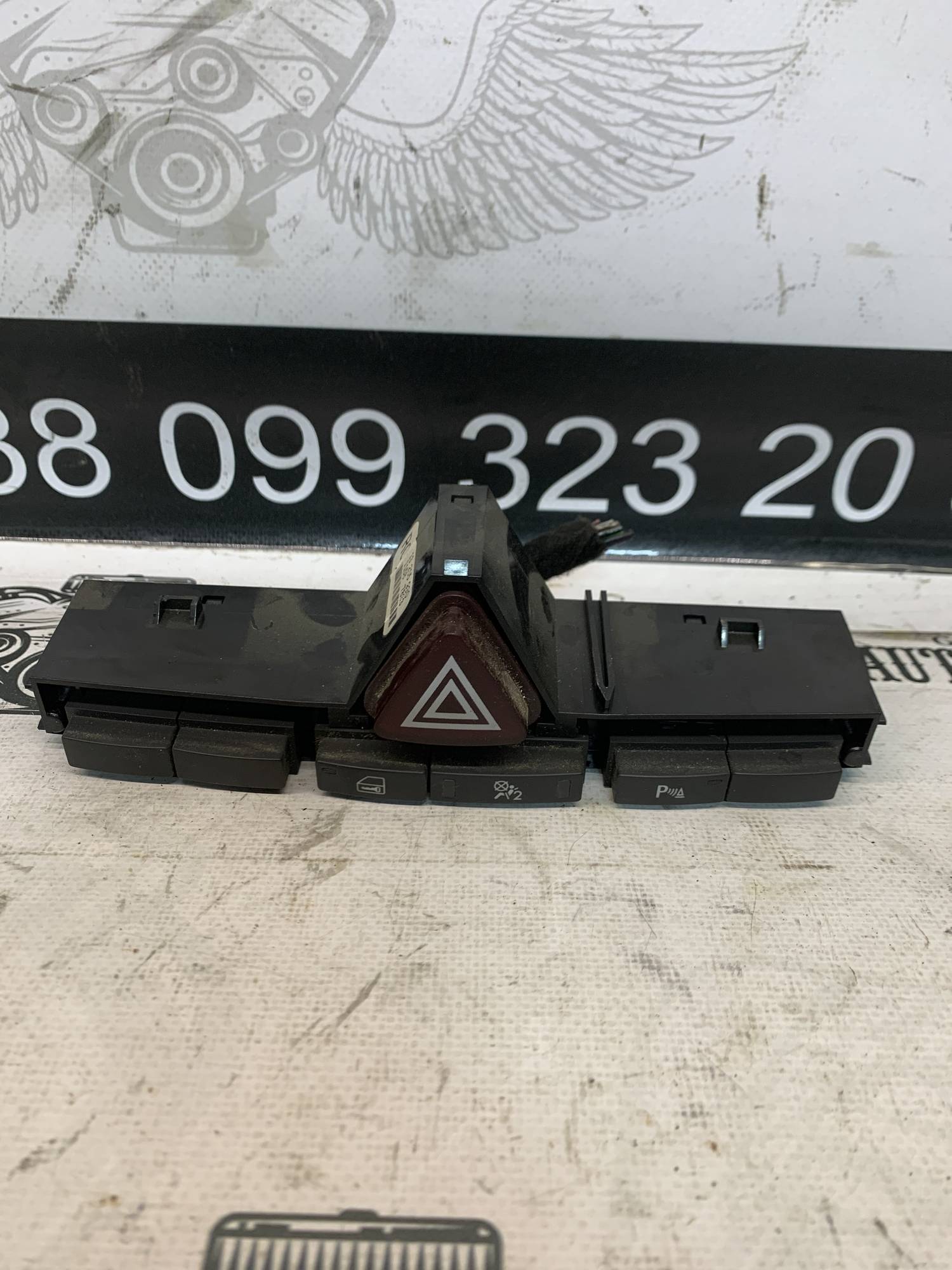 Кнопка аварійної сигналізації Opel Corsa D 13205990