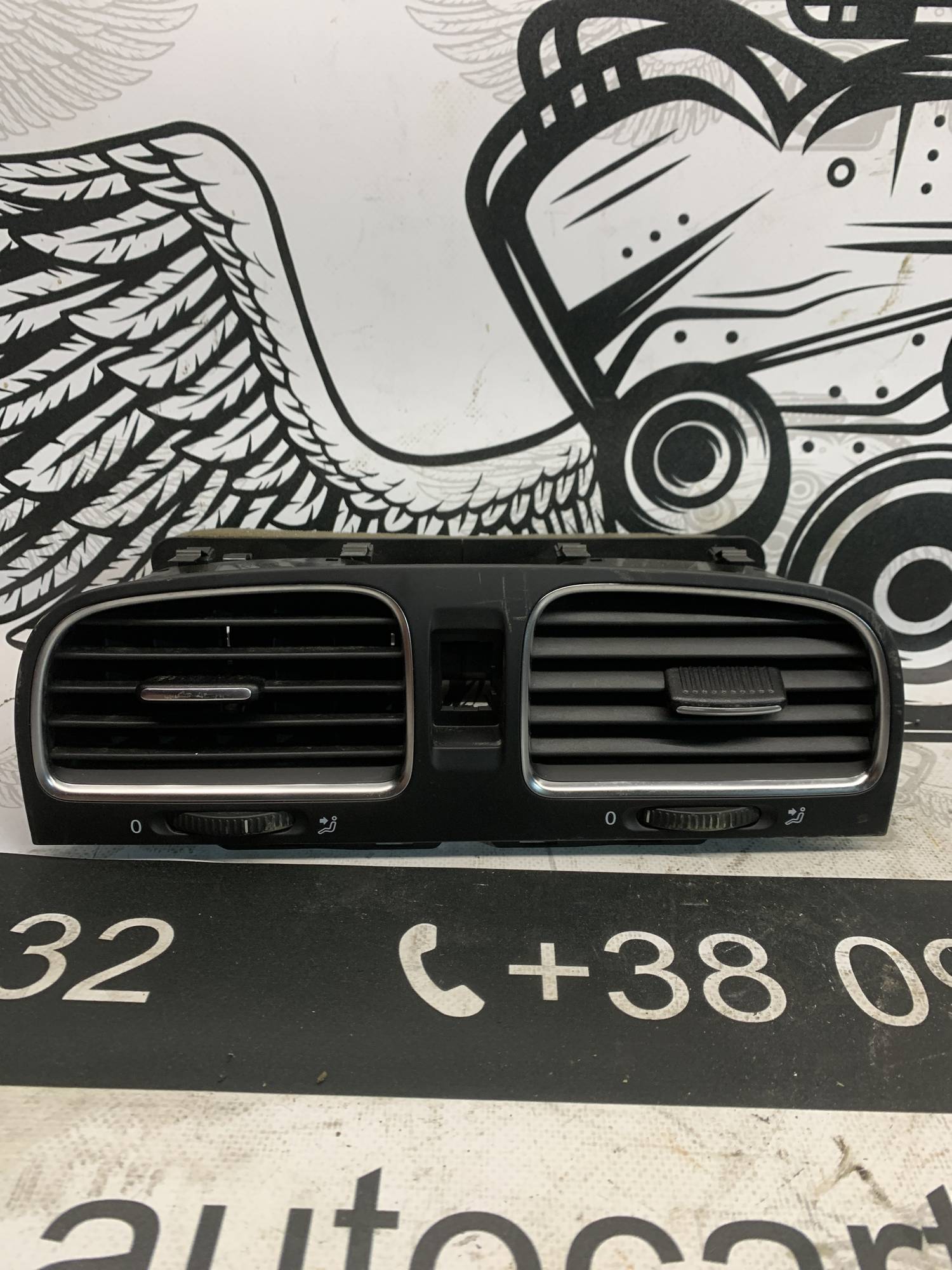 Дефлектор повітряний центральний Volkswagen Golf 6 5k0819728n