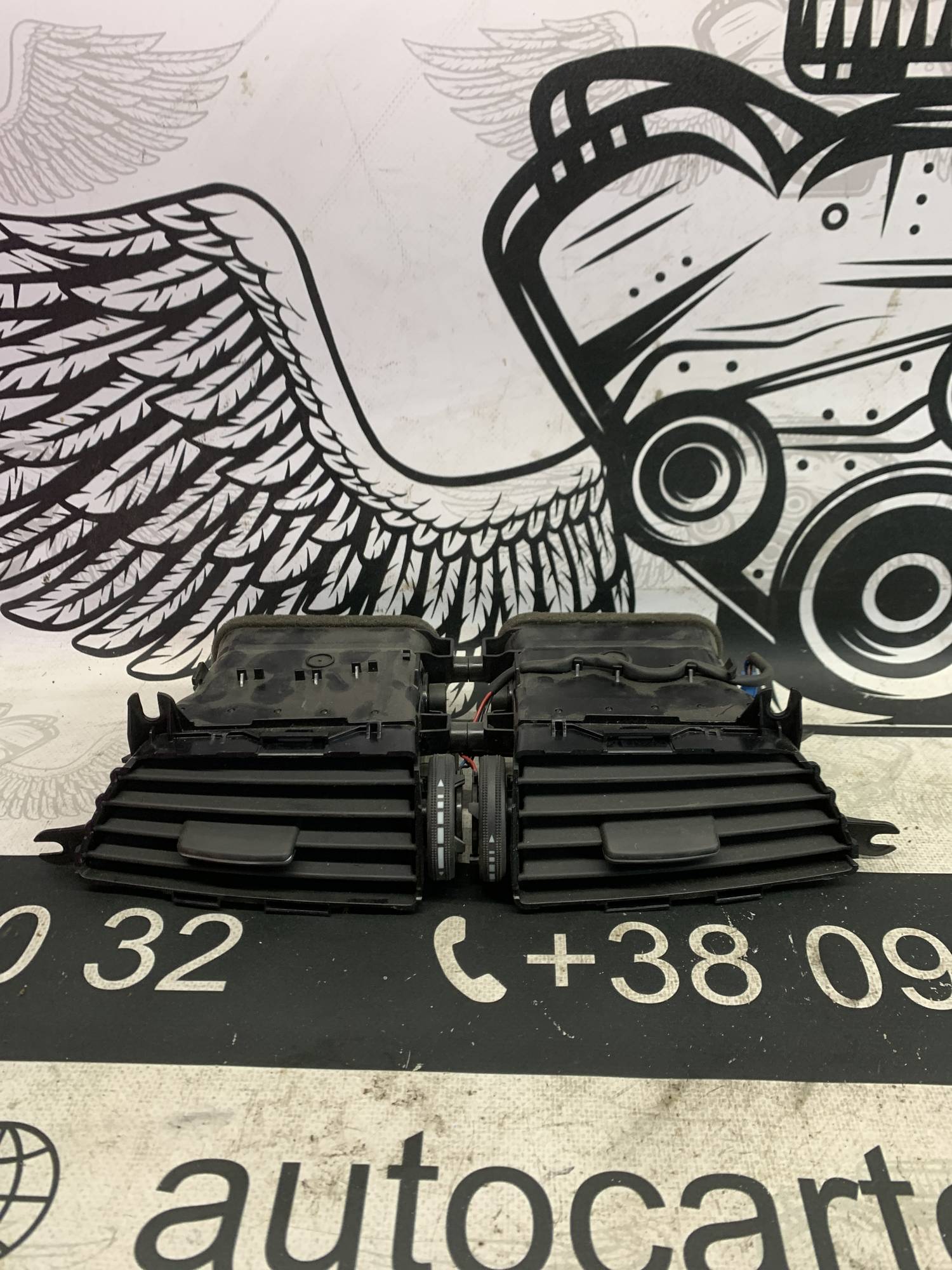 Дефлектор вентиляції центральний Mercedes C-class W204 a2048306154