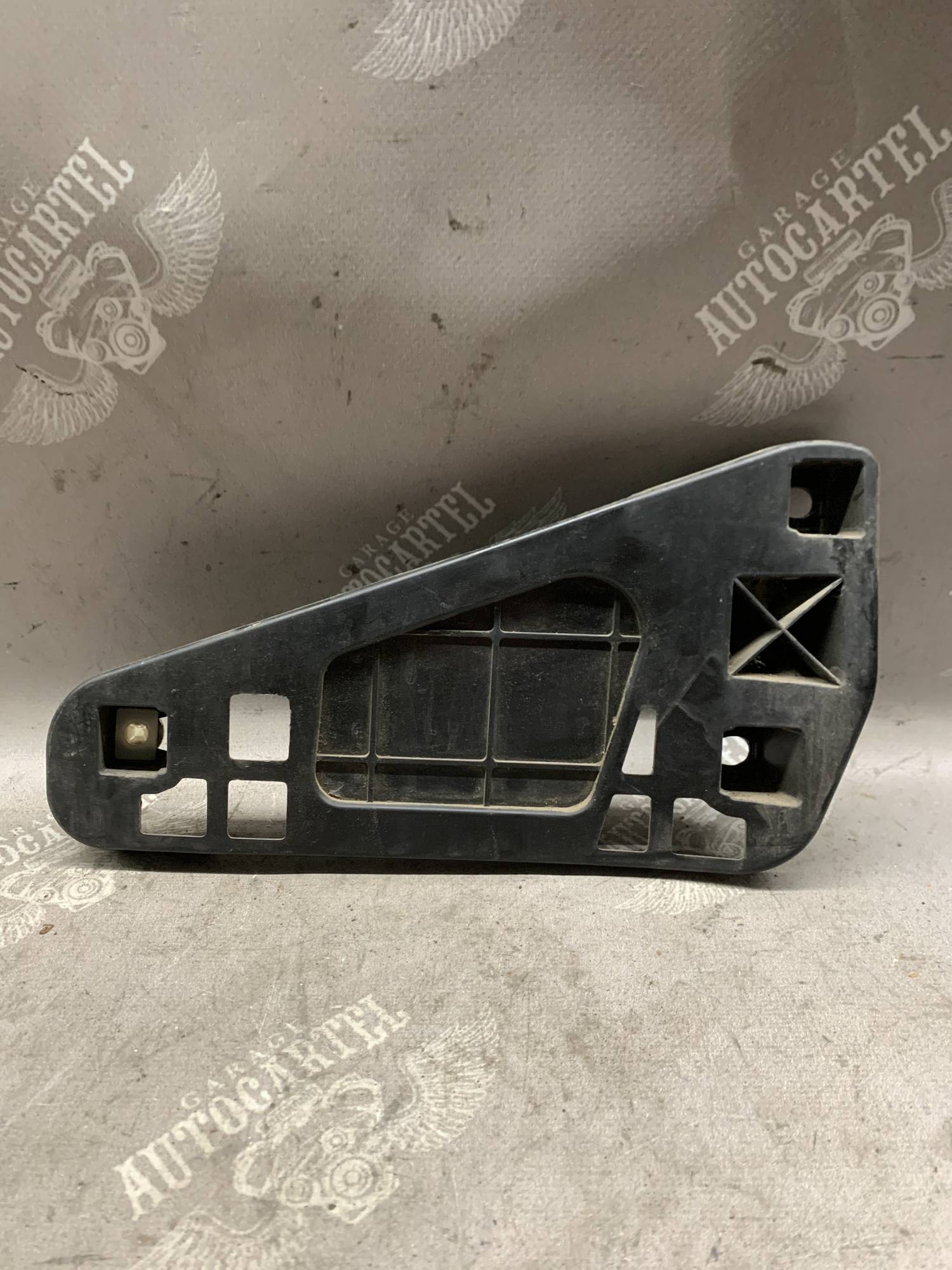 Кронштейн заднього бампера правий універсал низ Kia Ceed 07-12 86624-1h100