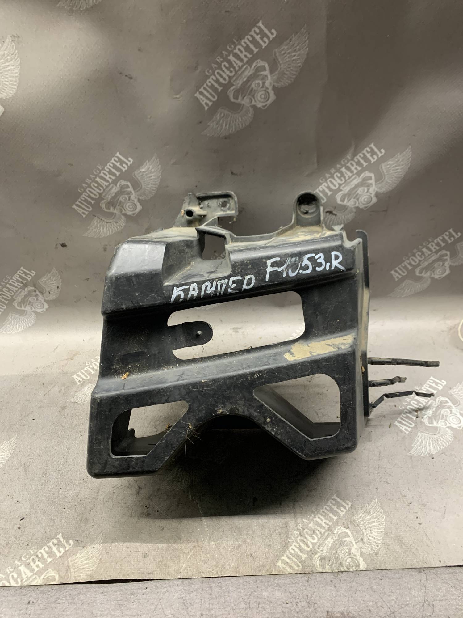 Кронштейн (кріплення) заднього бампера правий Renault Laguna 3 852880001r