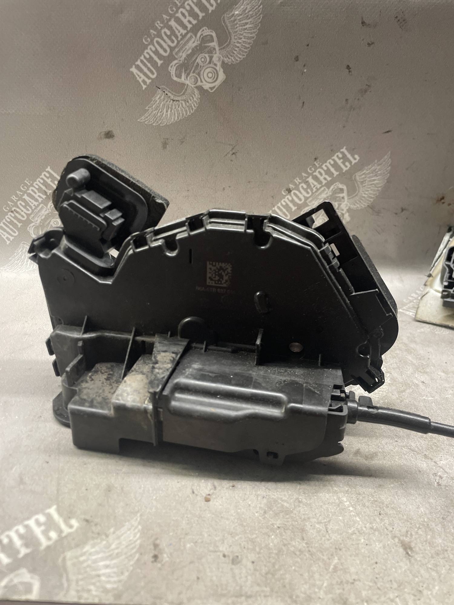 Замок двері передньої правої електричний Volkswagen Crafter GOLF VII 5tb837016a