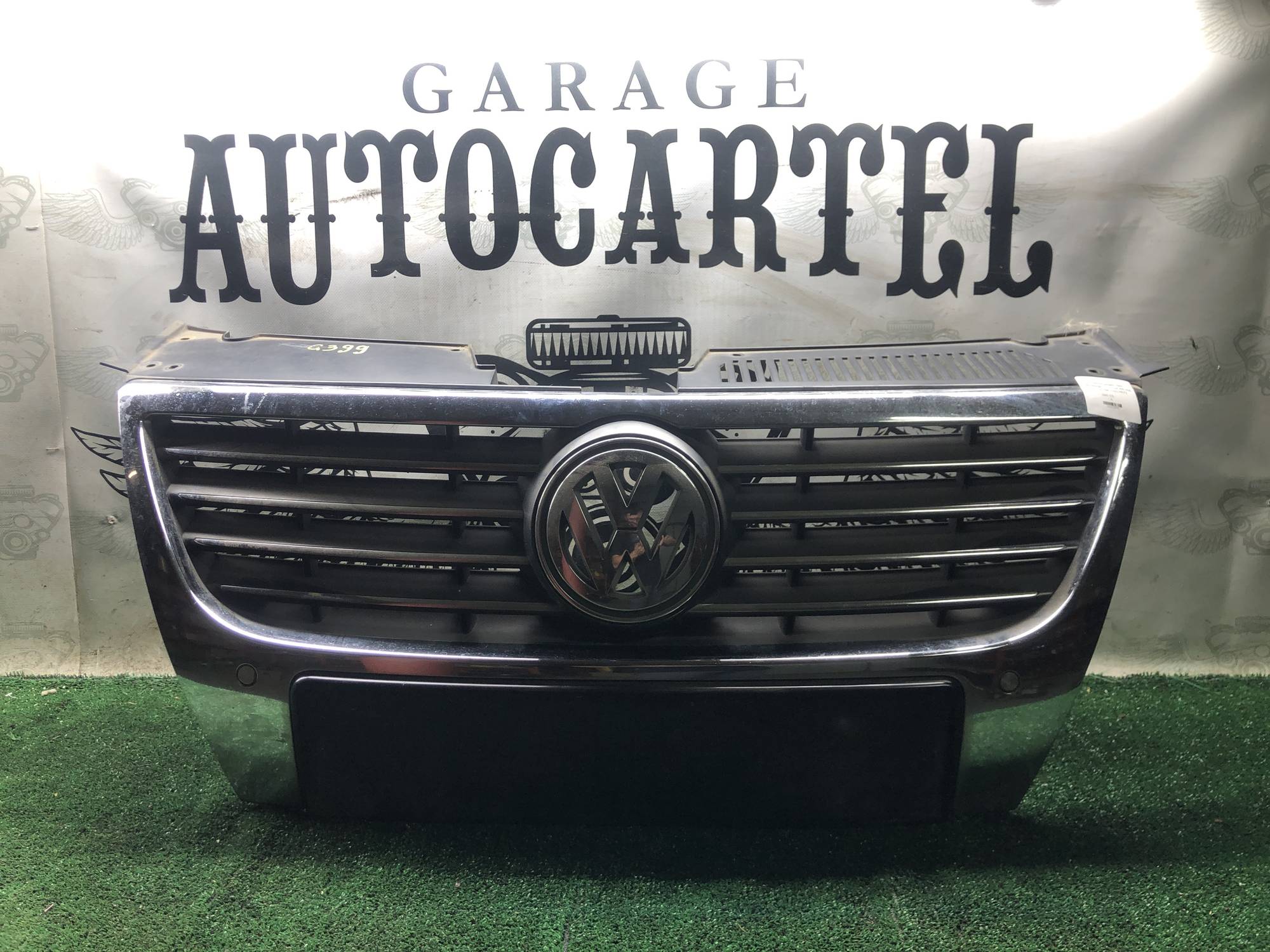 Решітка радіатора Volkswagen Passat B6 під парктронік 21117671