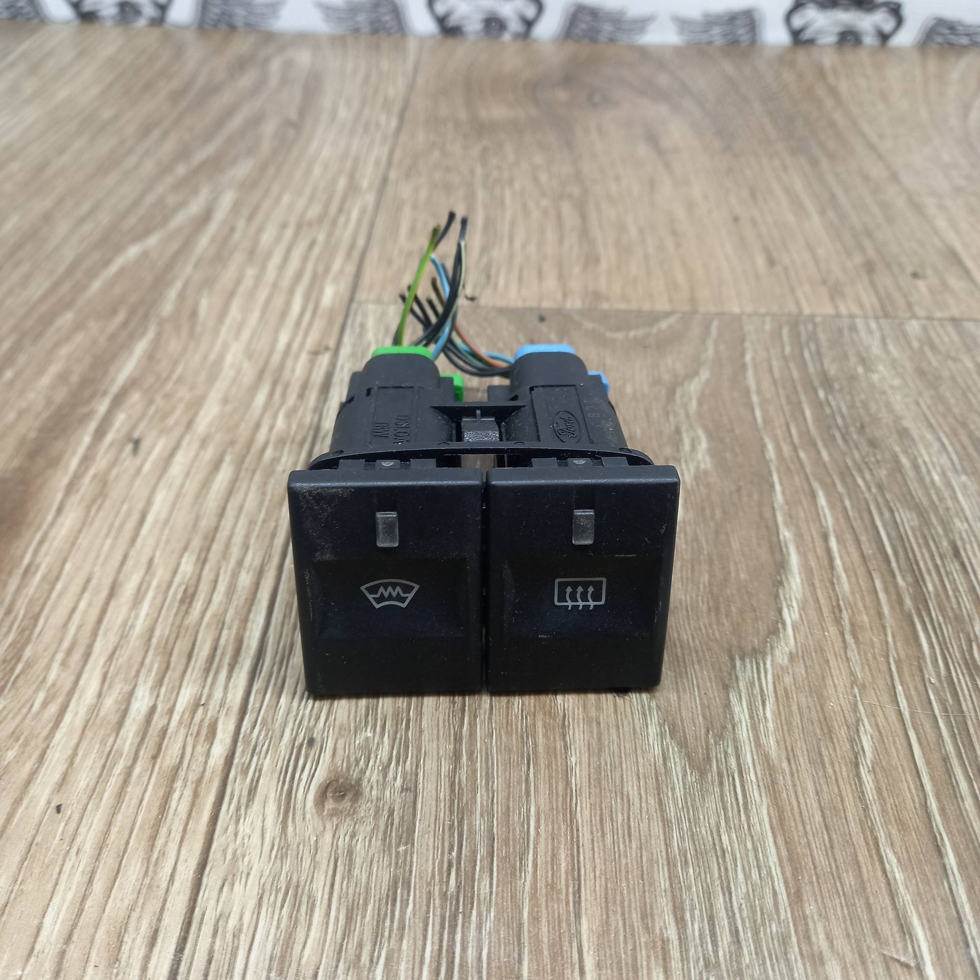 Кнопка підігріву переднього заднього скла Ford Mondeo III 2000-2007р. 1S7T18K574AA