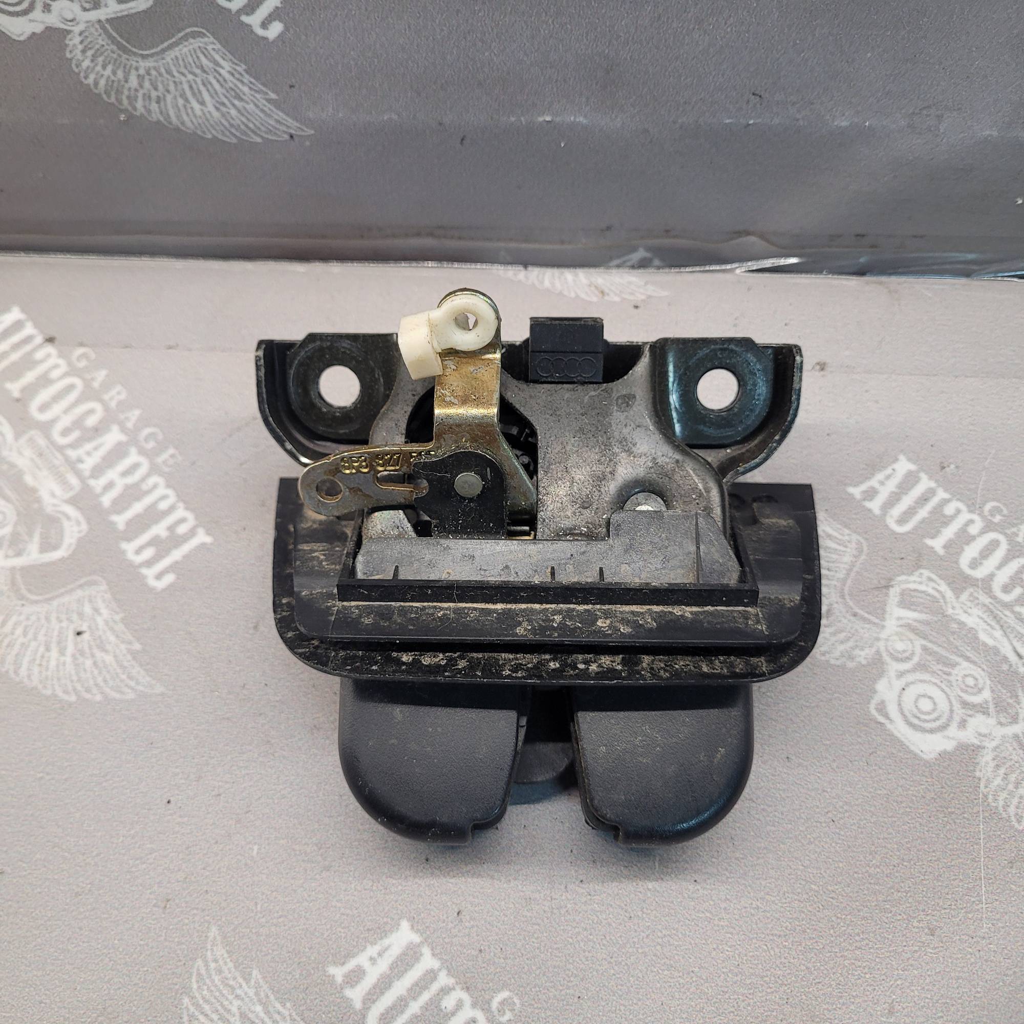 Замок кришки багажника Audi A3 8P3827520A VAG