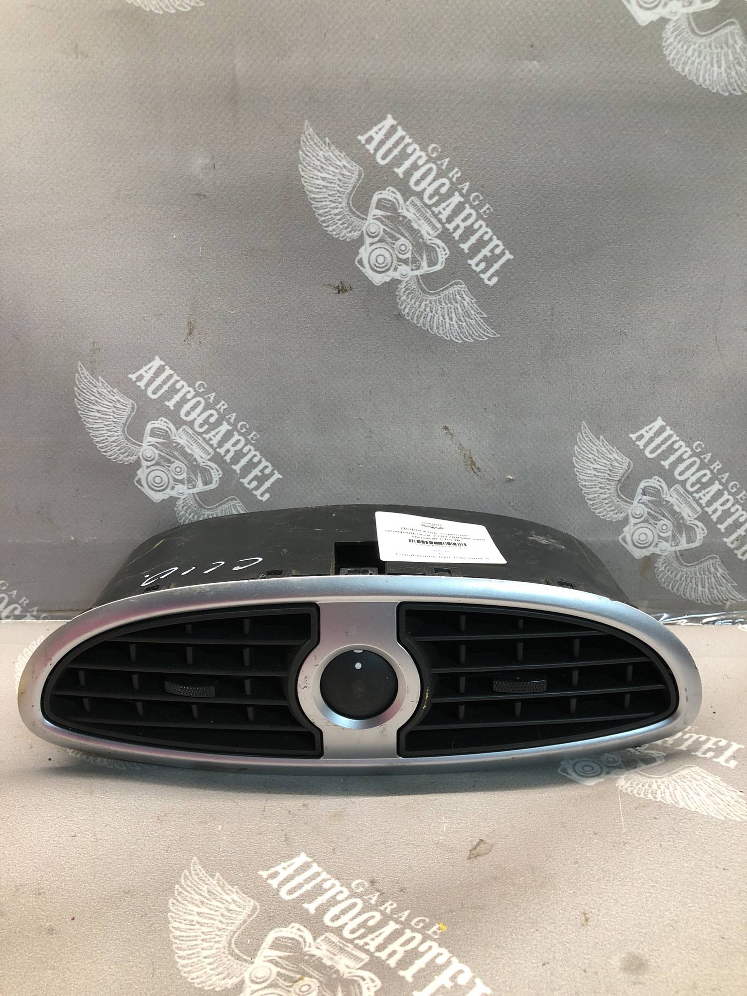 Дефлектор торпедо центральный 7701208586 для Renault Clio III