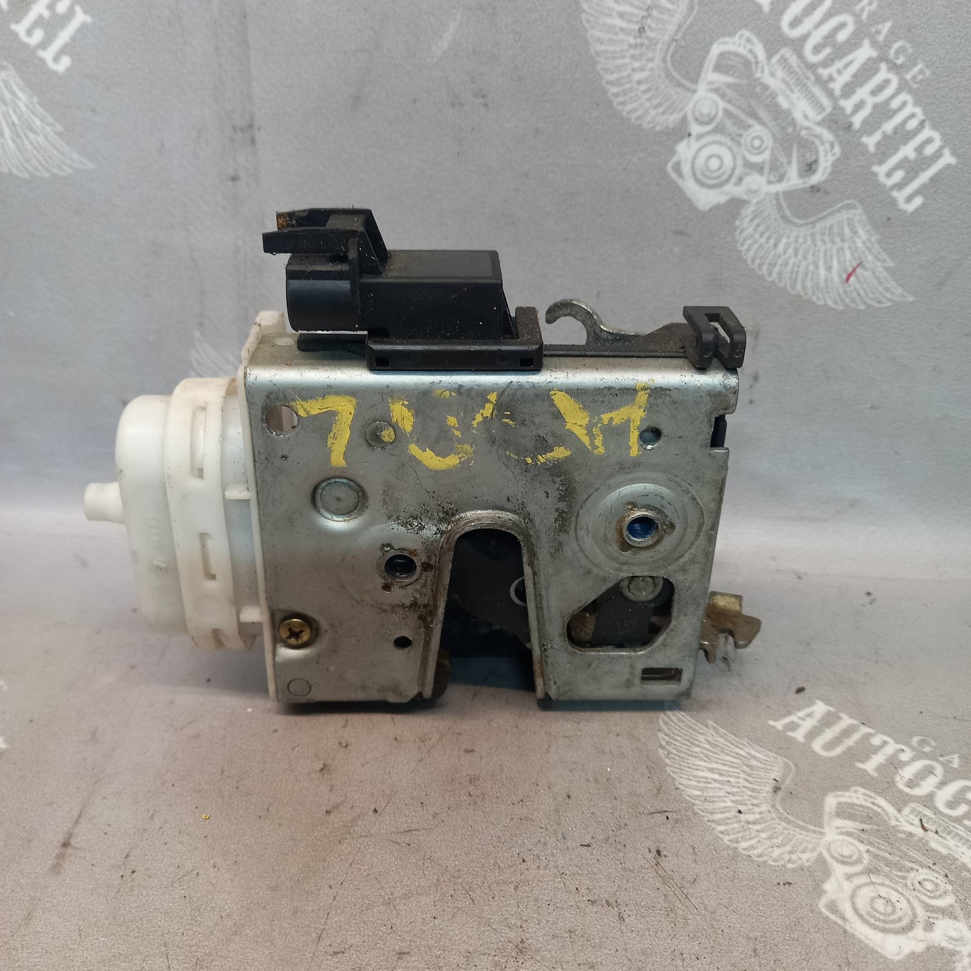 Замок дверки передній правий AUDI A3 8L HB 3D 00-03 8l1837016b