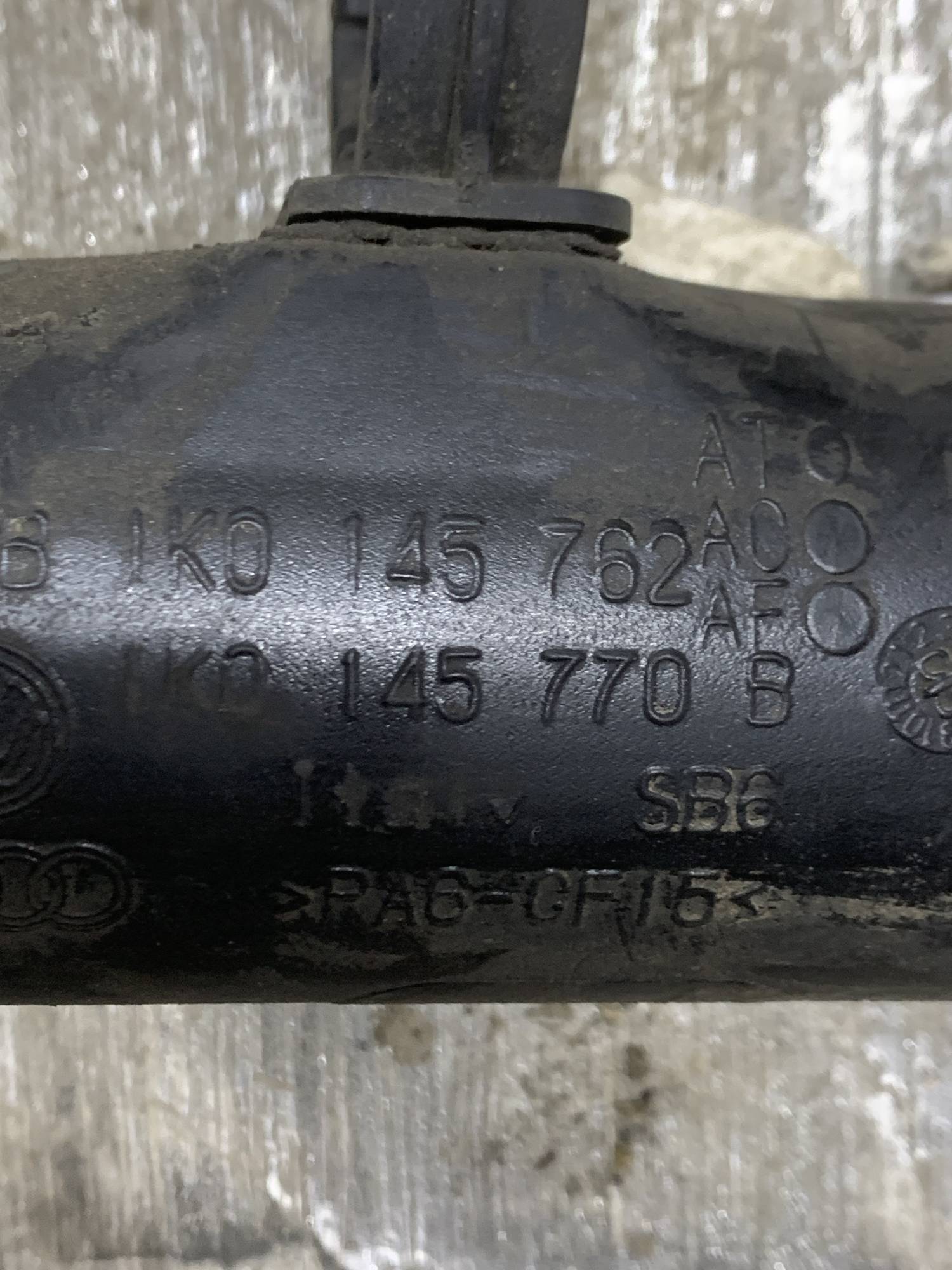 Патрубок інтеркулера нижній лівий Skoda Octavia A5, VW Touran 2003-2010 1.9tdi , 1k0145762at