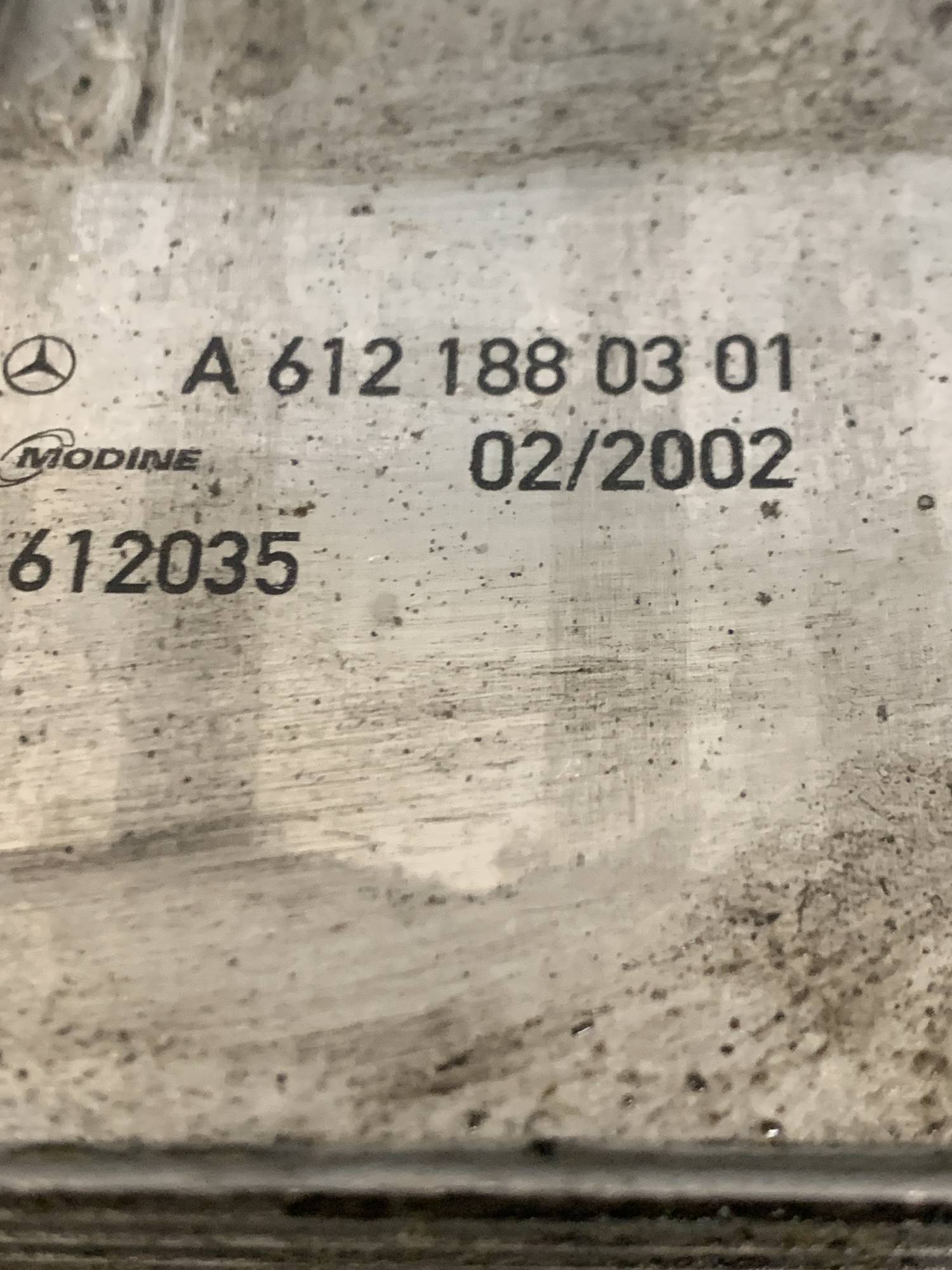 Теплообмінник (Радіатор масляний) Mercedes C-class 2.7cdi (W203) a6121880301