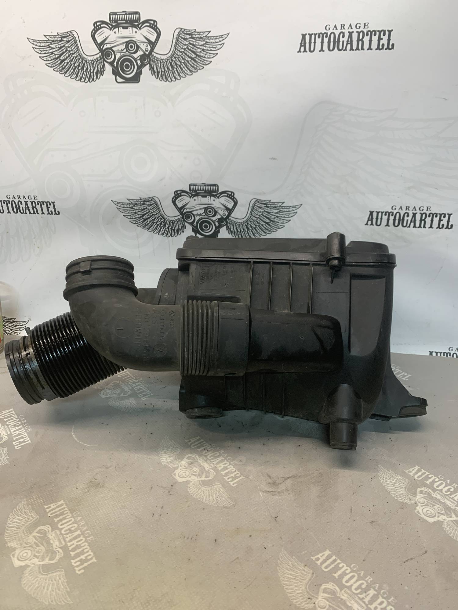 Корпус повітряного фільтра Volkswagen Golf 6 70318505