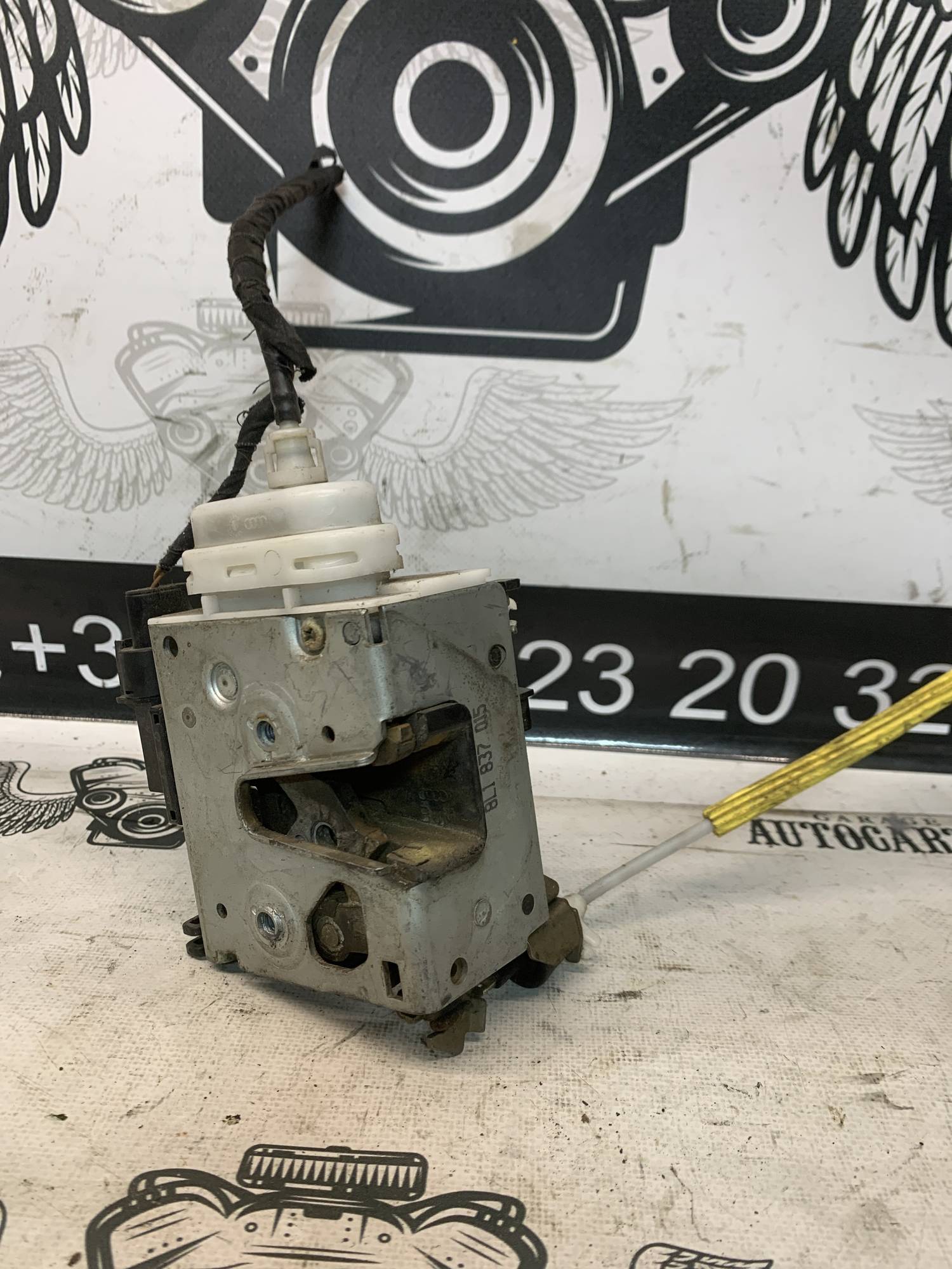 Замок двері передній лівий Audi A3 8L 8L1837015